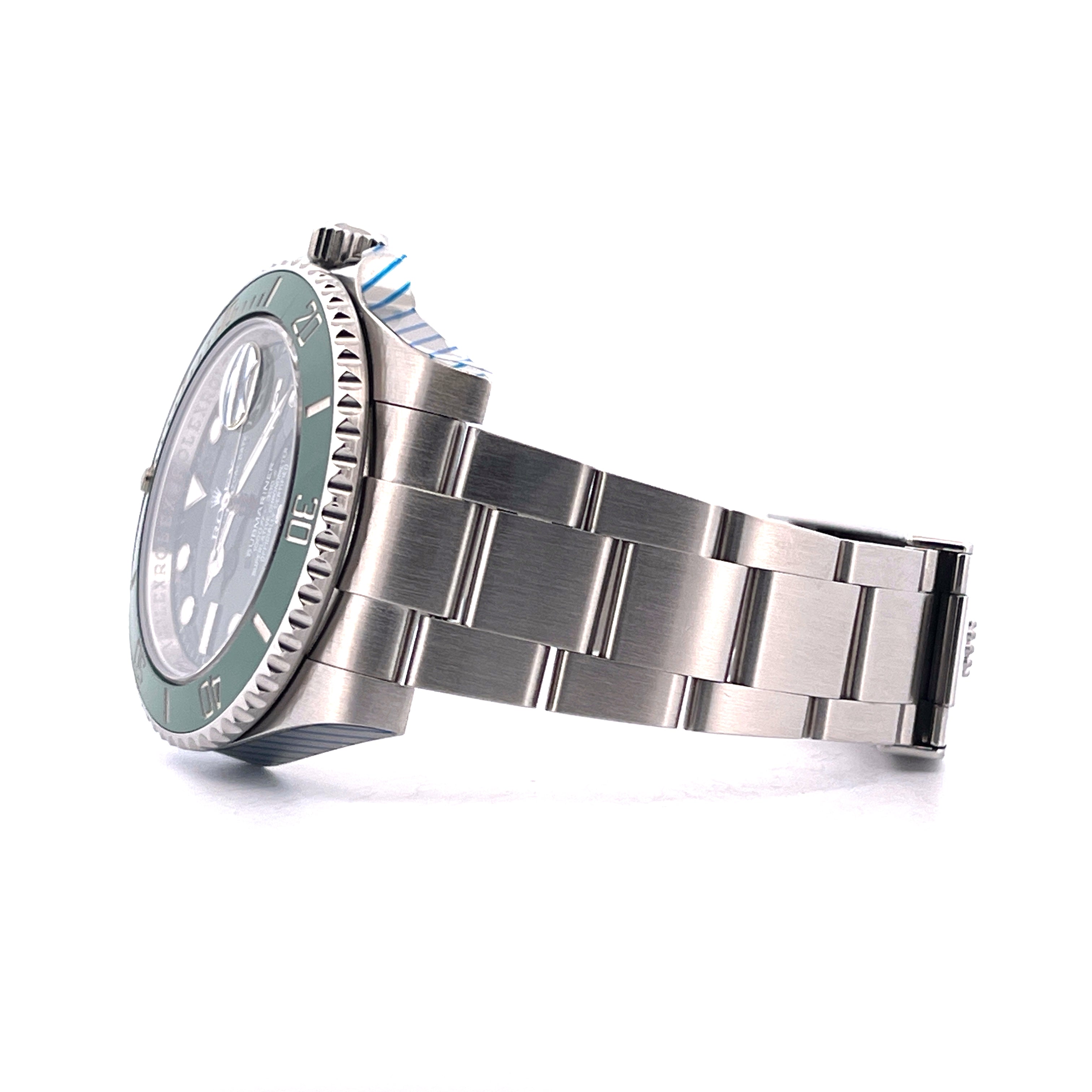 Rolex Submariner Date mit grünem Zifferblatt und Stahlarmband in Seitenansicht auf weißem Hintergrund