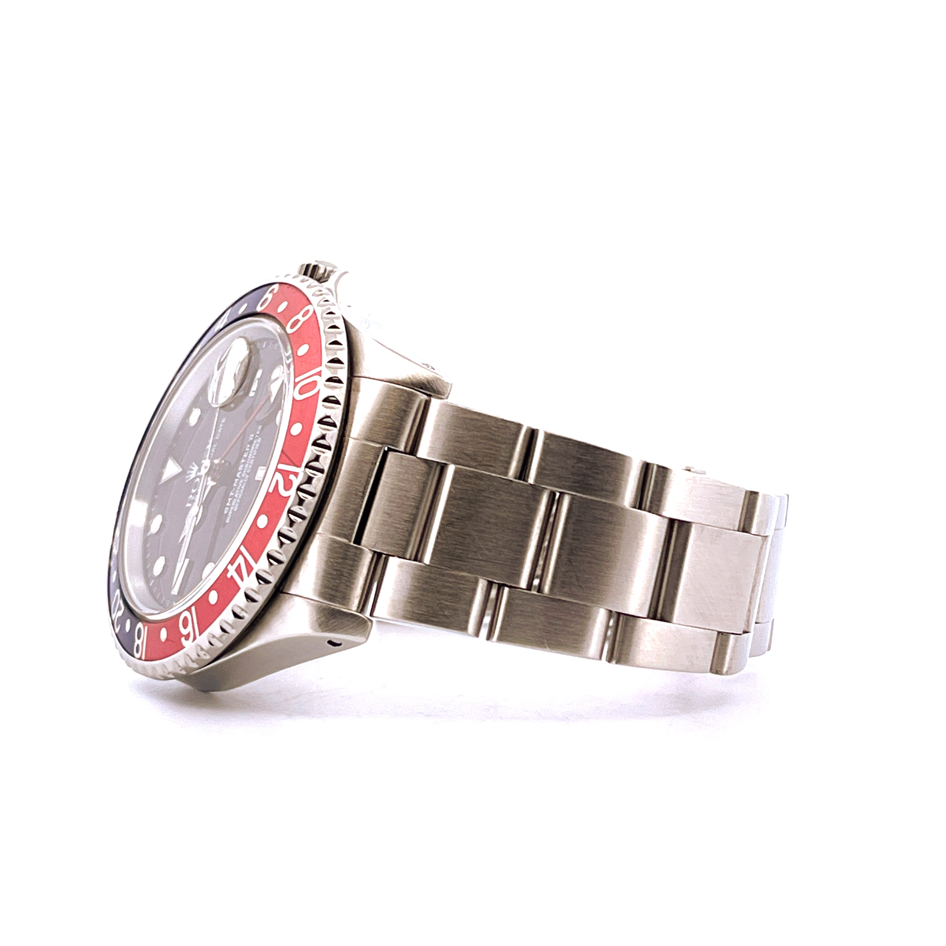 Rolex GMT-Master II Pepsi im Profil, Stahlgehäuse mit rot-blauer Lünette und Stahlarmband vor weißem Hintergrund
