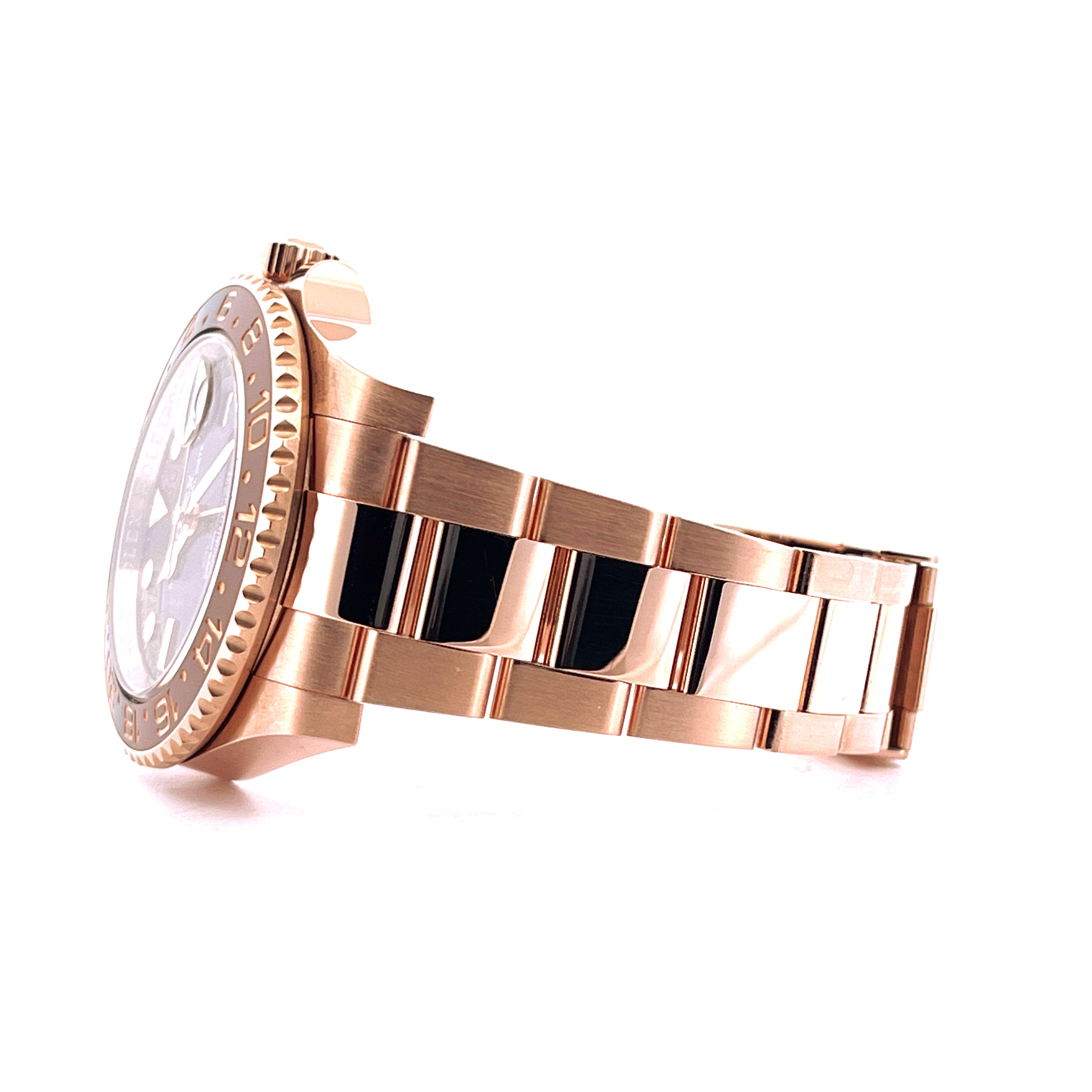 Rolex GMT-Master II Full Everose aus Roségold im Seitenprofil mit poliertem Oyster-Armband