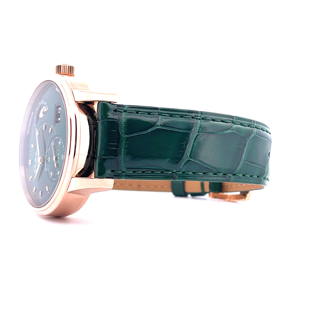 Glashütte Original PanoMaticLunar Rosegold Green Seitenansicht mit grünem Krokodillederarmband