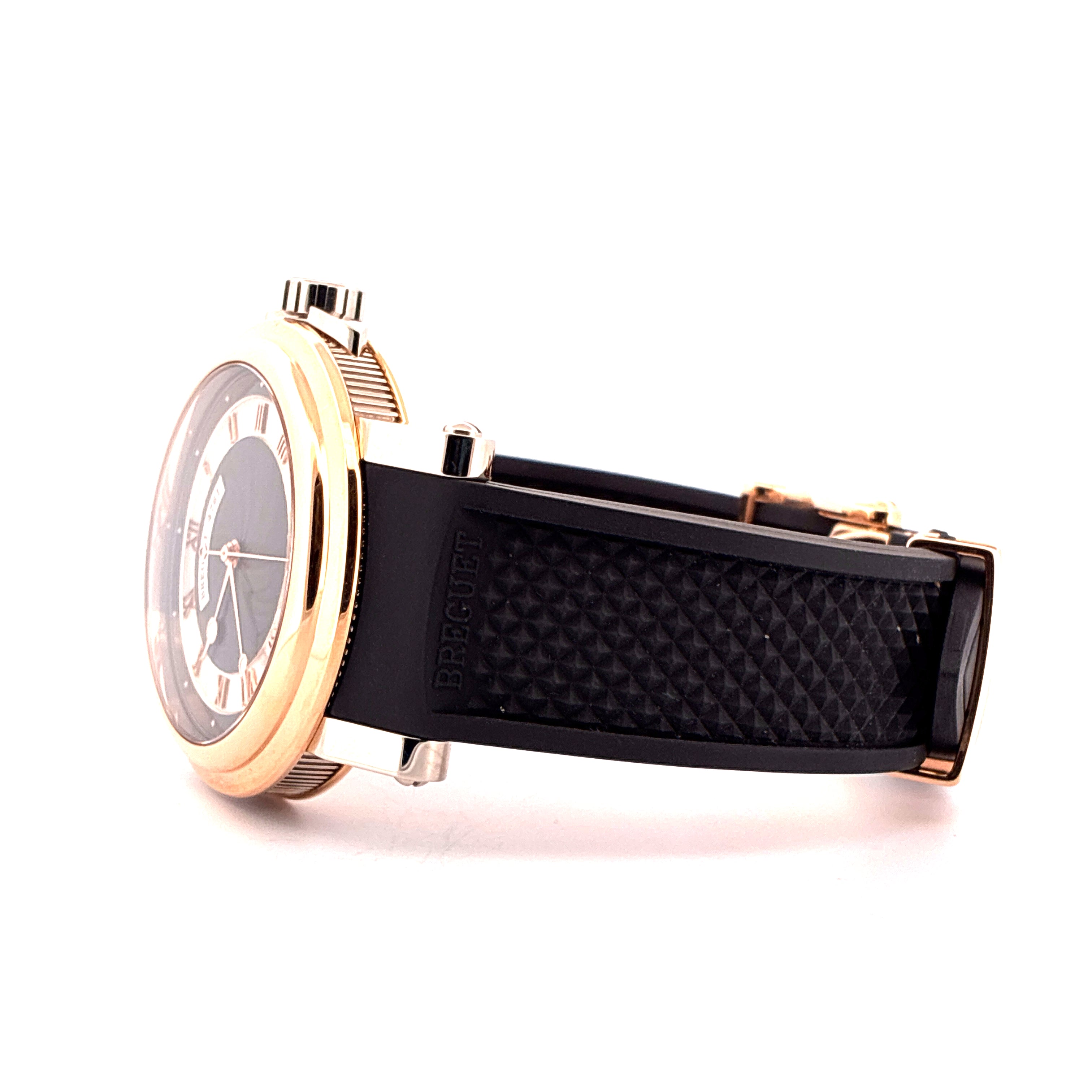 Breguet Big Date Marine Roségold Automatik mit schwarzem Kautschukarmband im Profil auf weißem Hintergrund