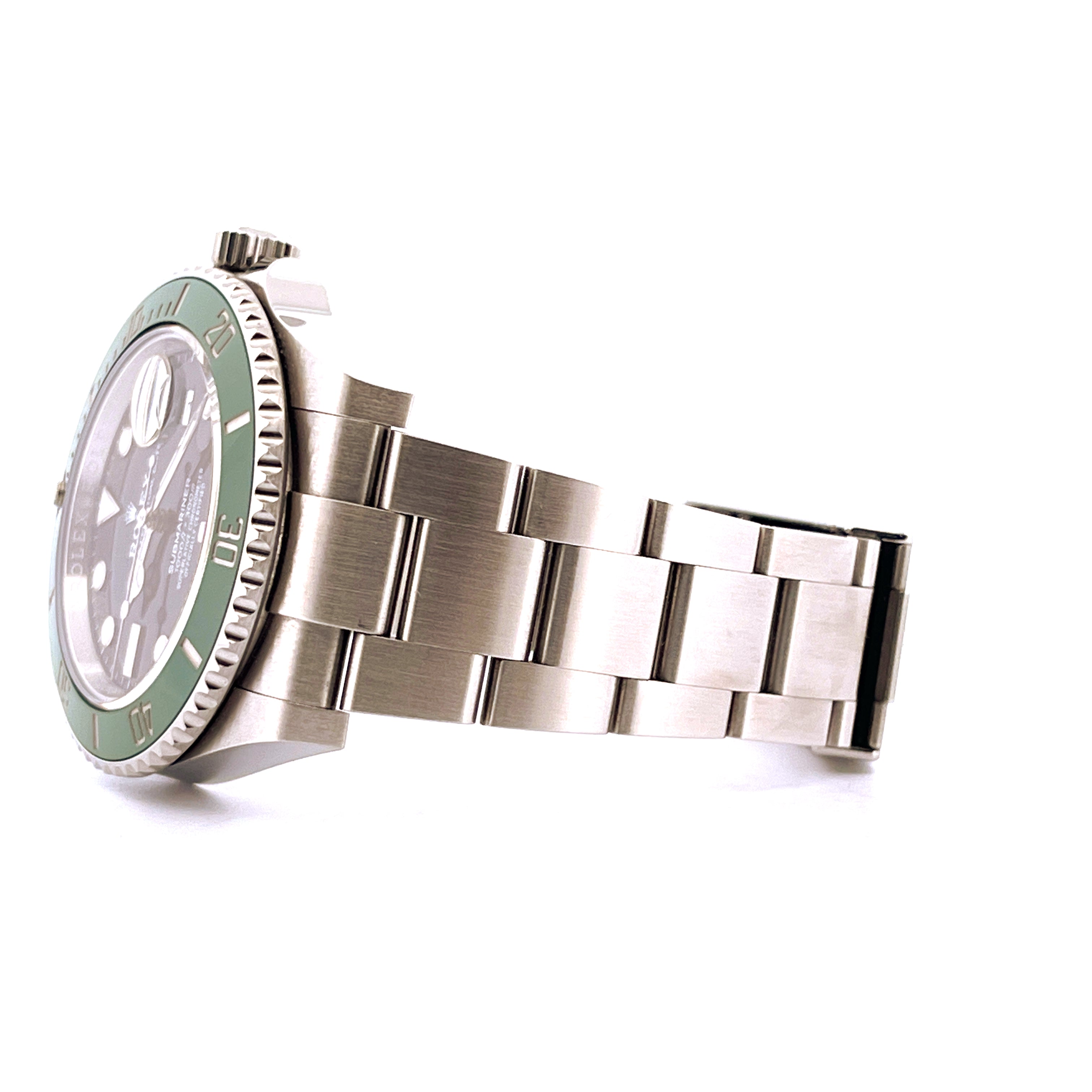 Rolex Submariner Date "Starbucks" in Stahl, Seitenansicht mit grünem Keramik-Inlay und Stahlarmband vor weißem Hintergrund