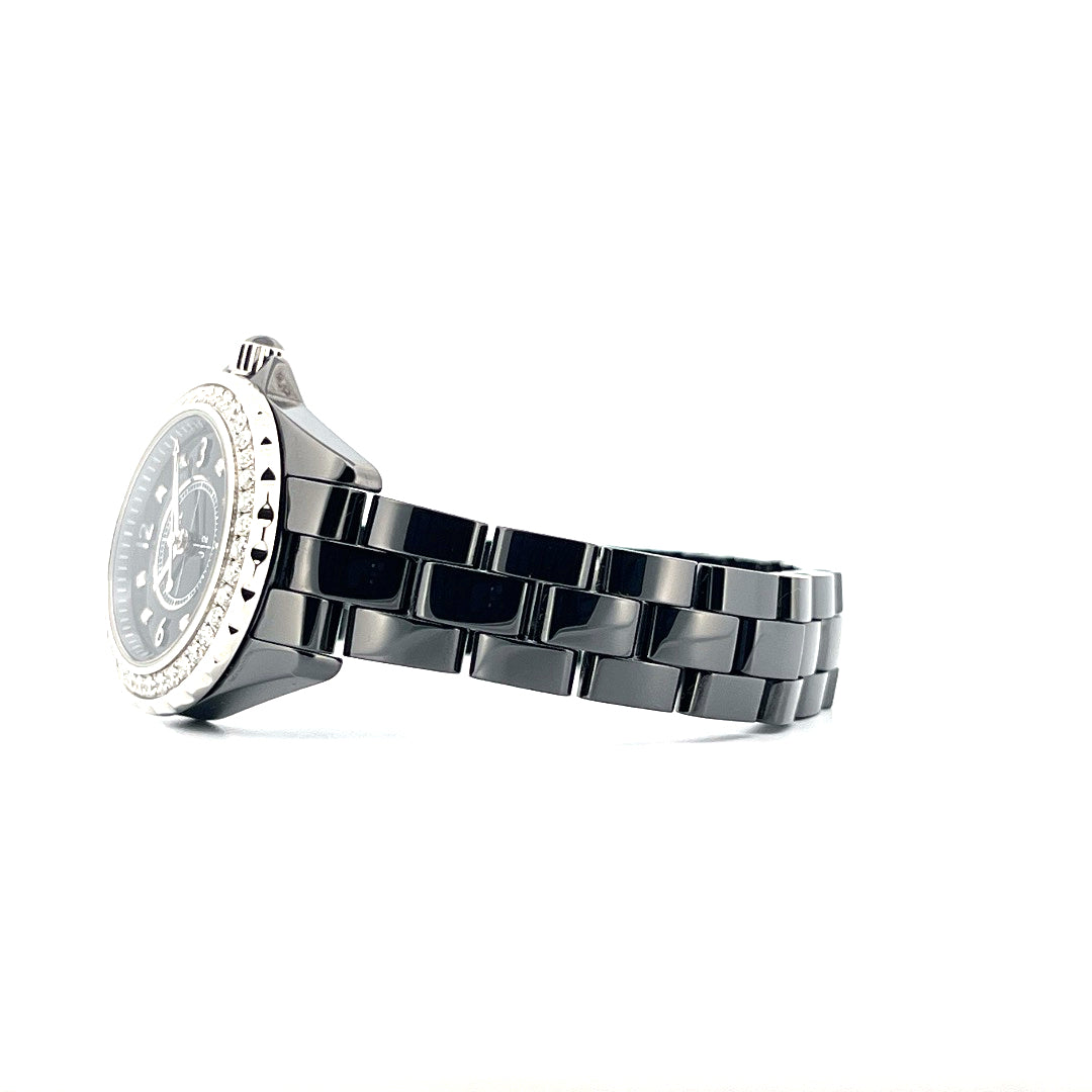 Chanel J12 29mm Keramik-Uhr mit Diamanten und schwarzem Armband von der Seite auf weißem Hintergrund