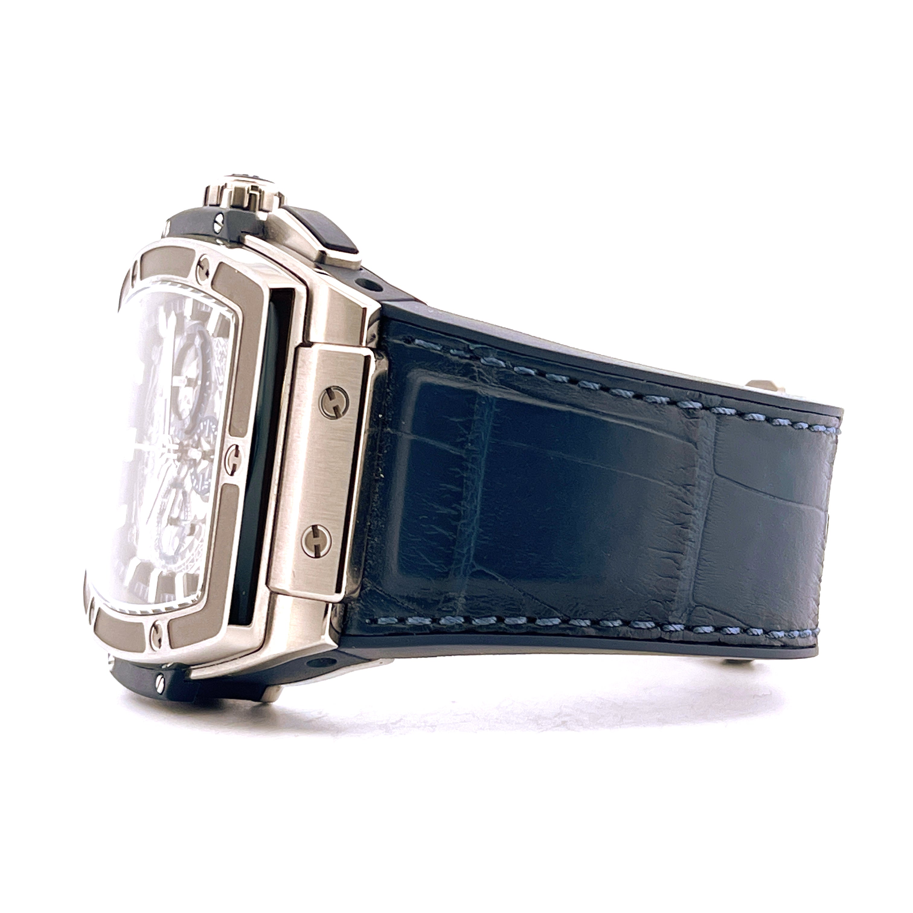 Hublot Spirit Of Big Bang Blue Titan Seitenansicht mit blauem Krokoarmband auf weißem Hintergrund