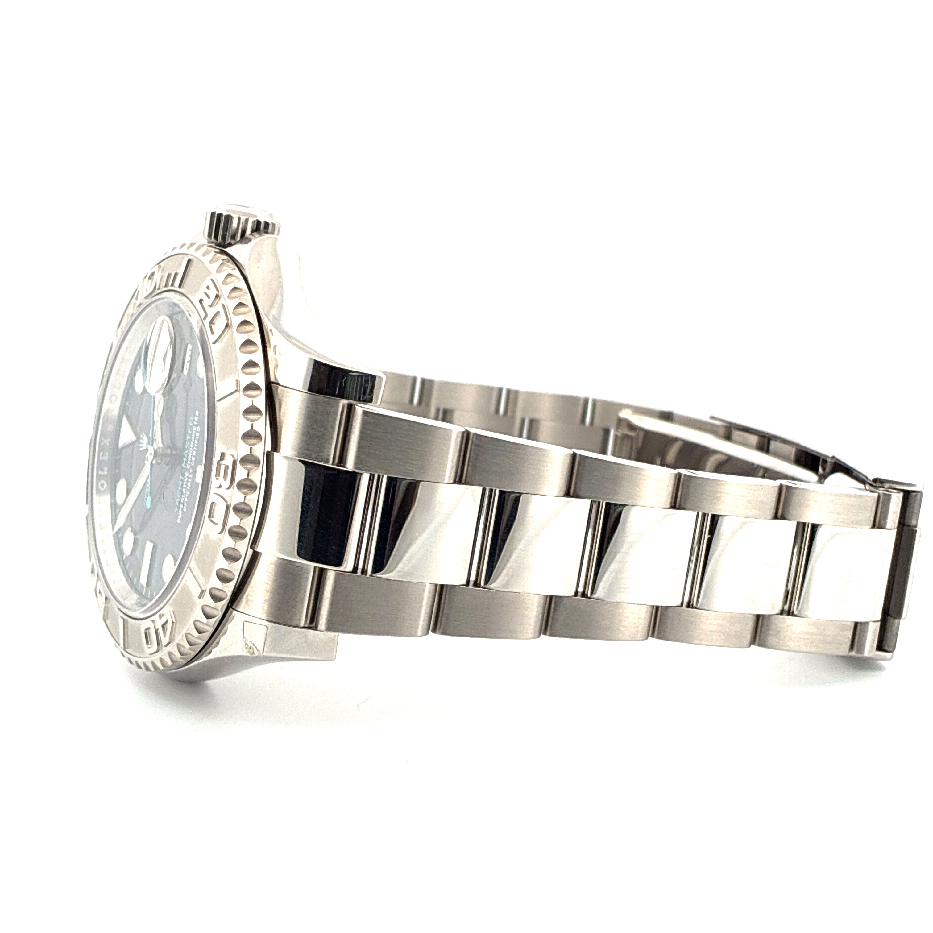 Rolex Yacht-Master 40 Edelstahl mit Rhodium Zifferblatt und Oyster-Armband im Profil aufgenommen