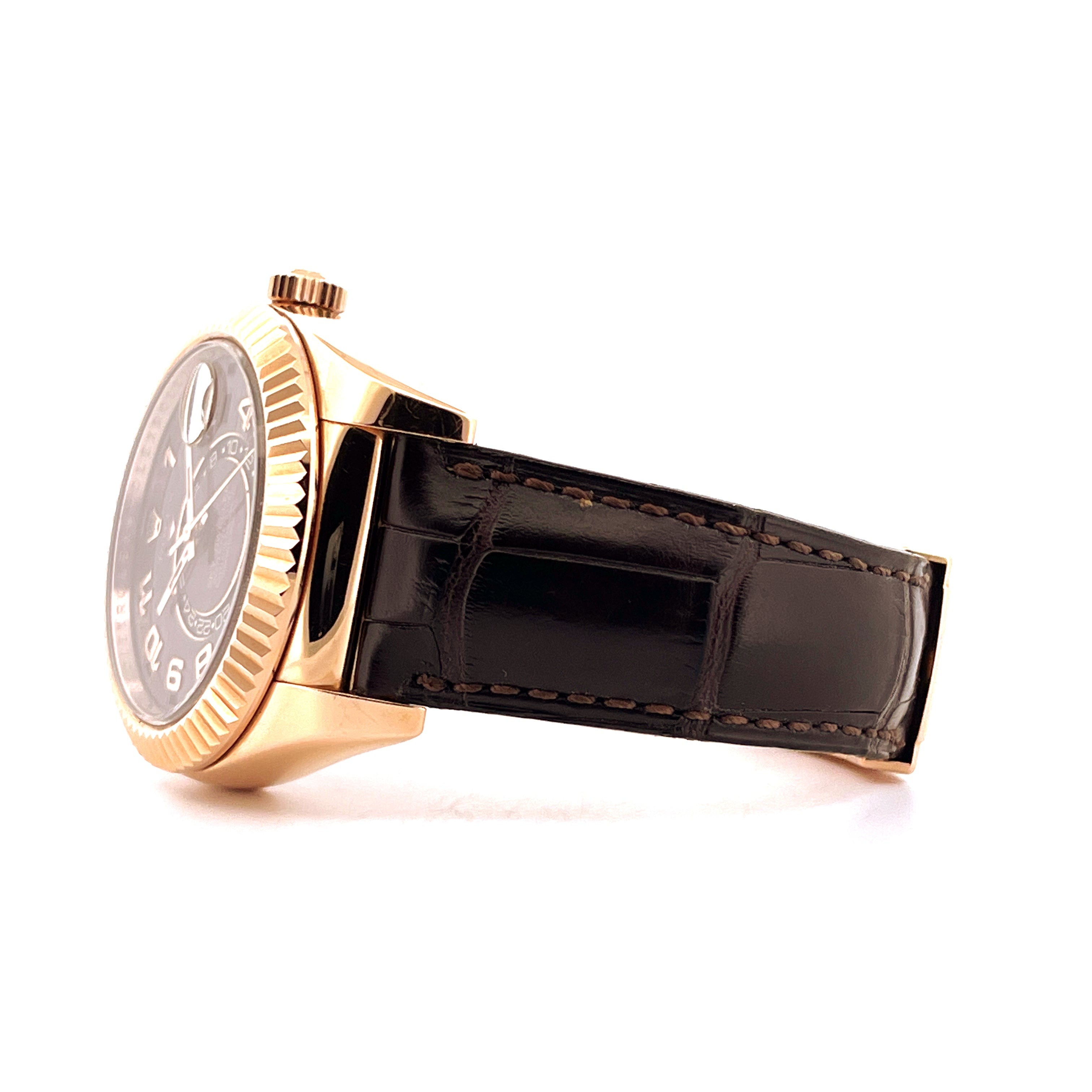 Seitenansicht einer Rolex Sky-Dweller Roségold mit braunem Krokodillederarmband auf weißem Hintergrund