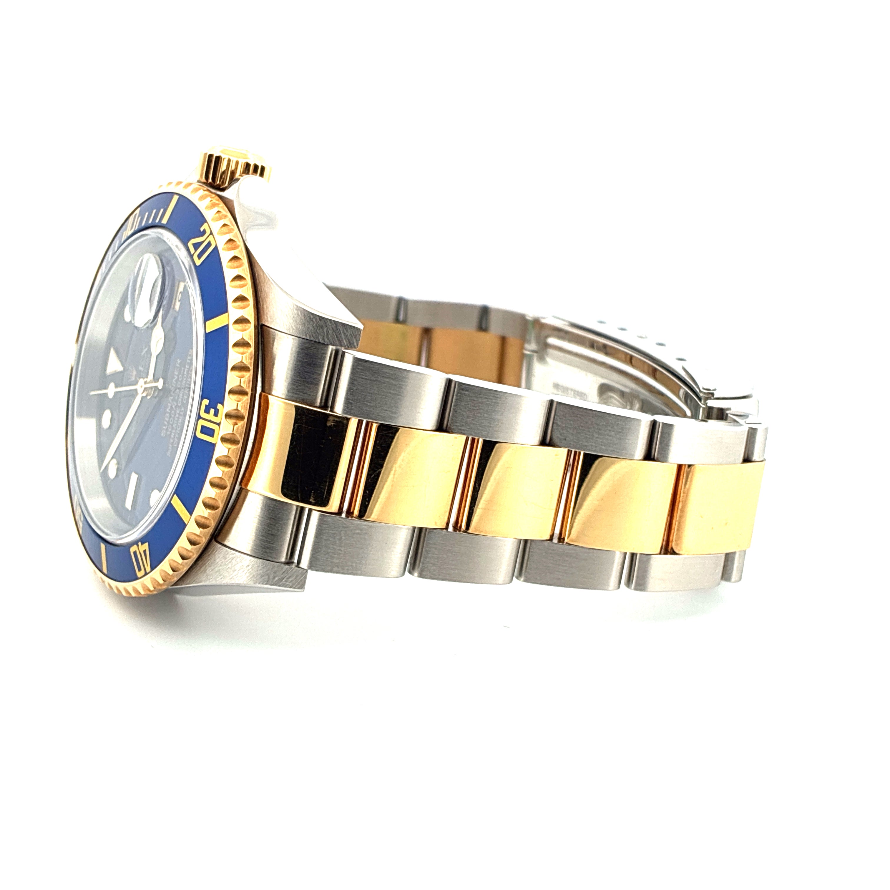 Rolex Submariner Date Bicolor im Seitenprofil auf weißem Hintergrund mit goldenen und silbernen Elementen