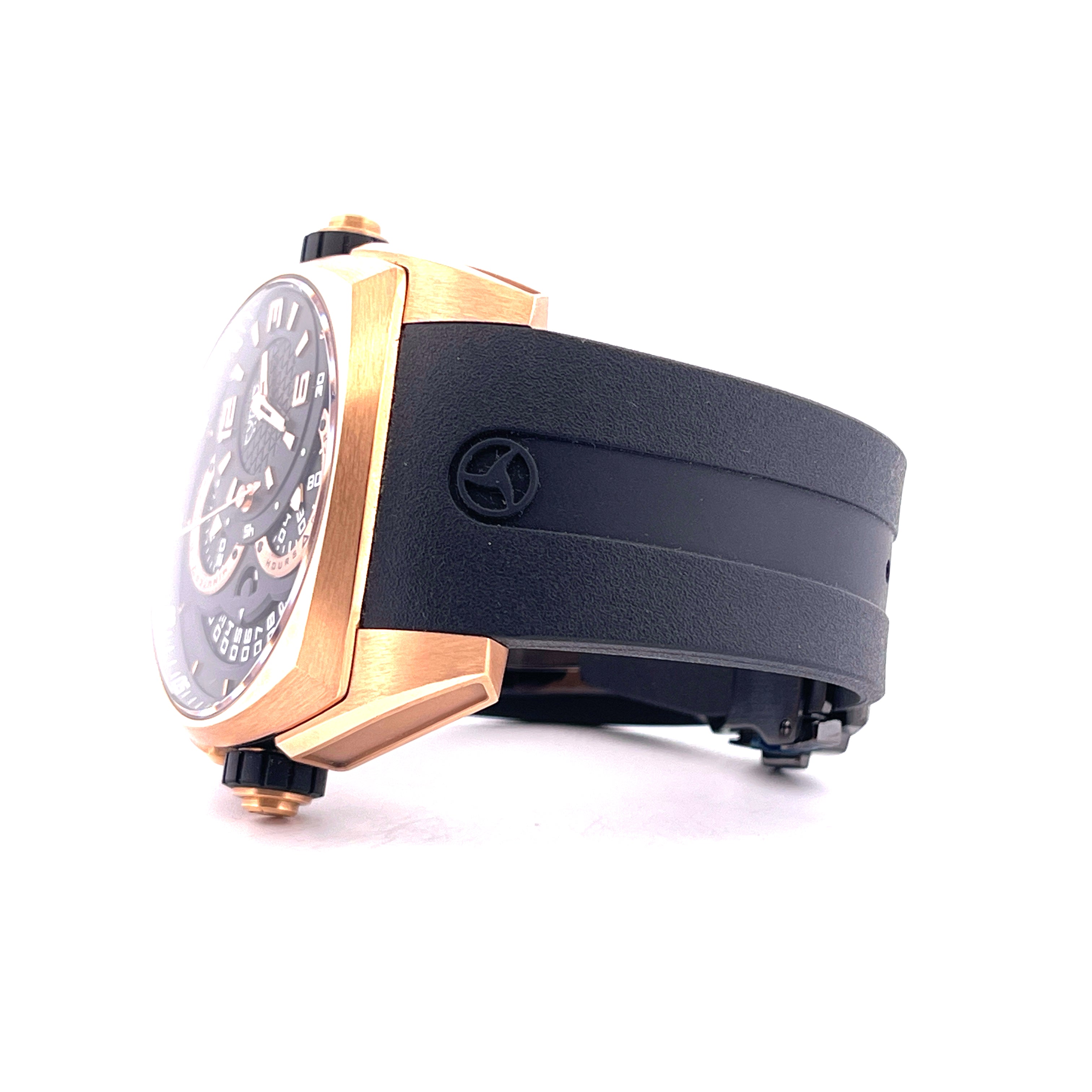 Cyrus Klepcys Chronograph Roségold mit schwarzem Armband auf weißem Hintergrund