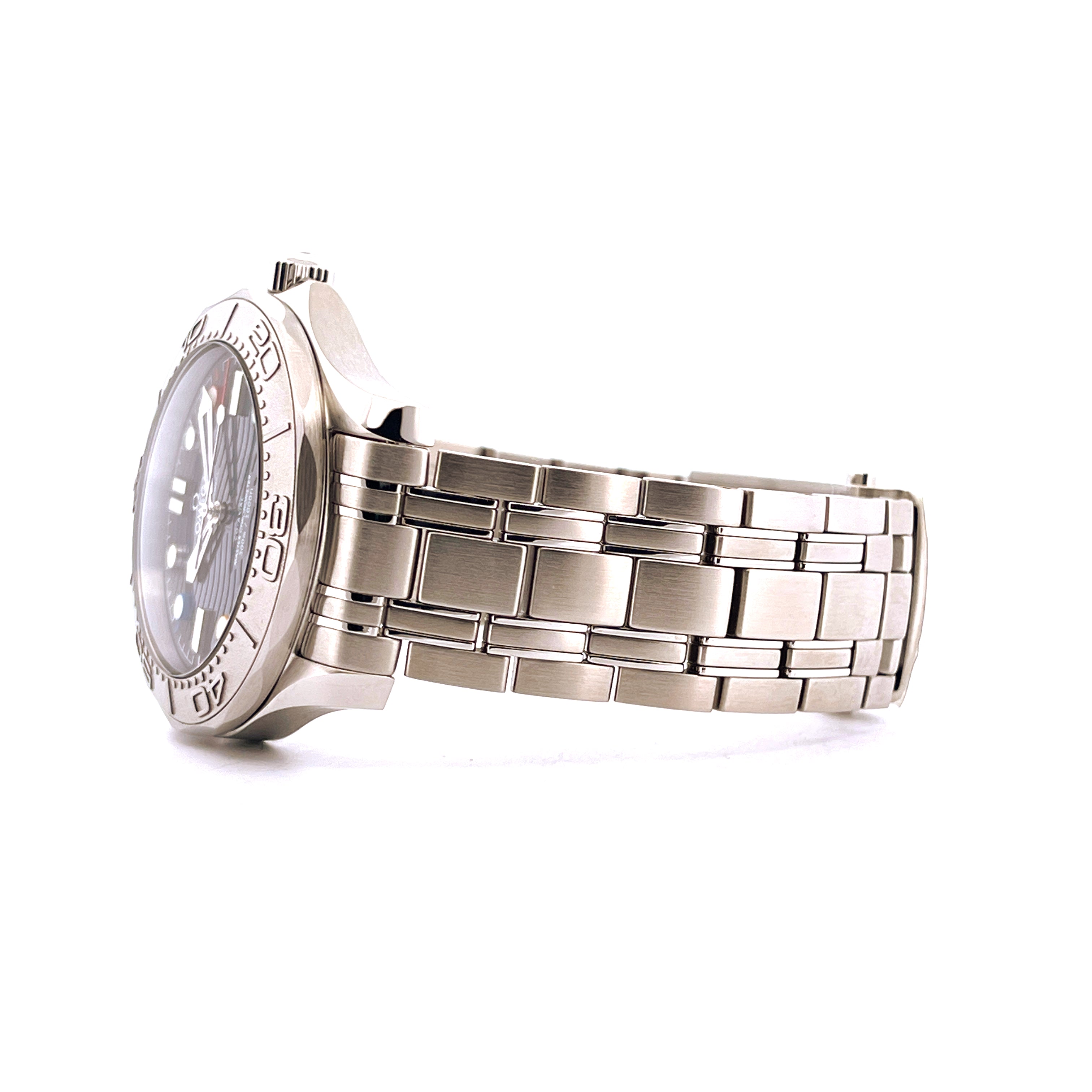 Seitenansicht einer Omega Seamaster Diver 300M "Beijing 2022" aus Edelstahl mit silbernem Armband