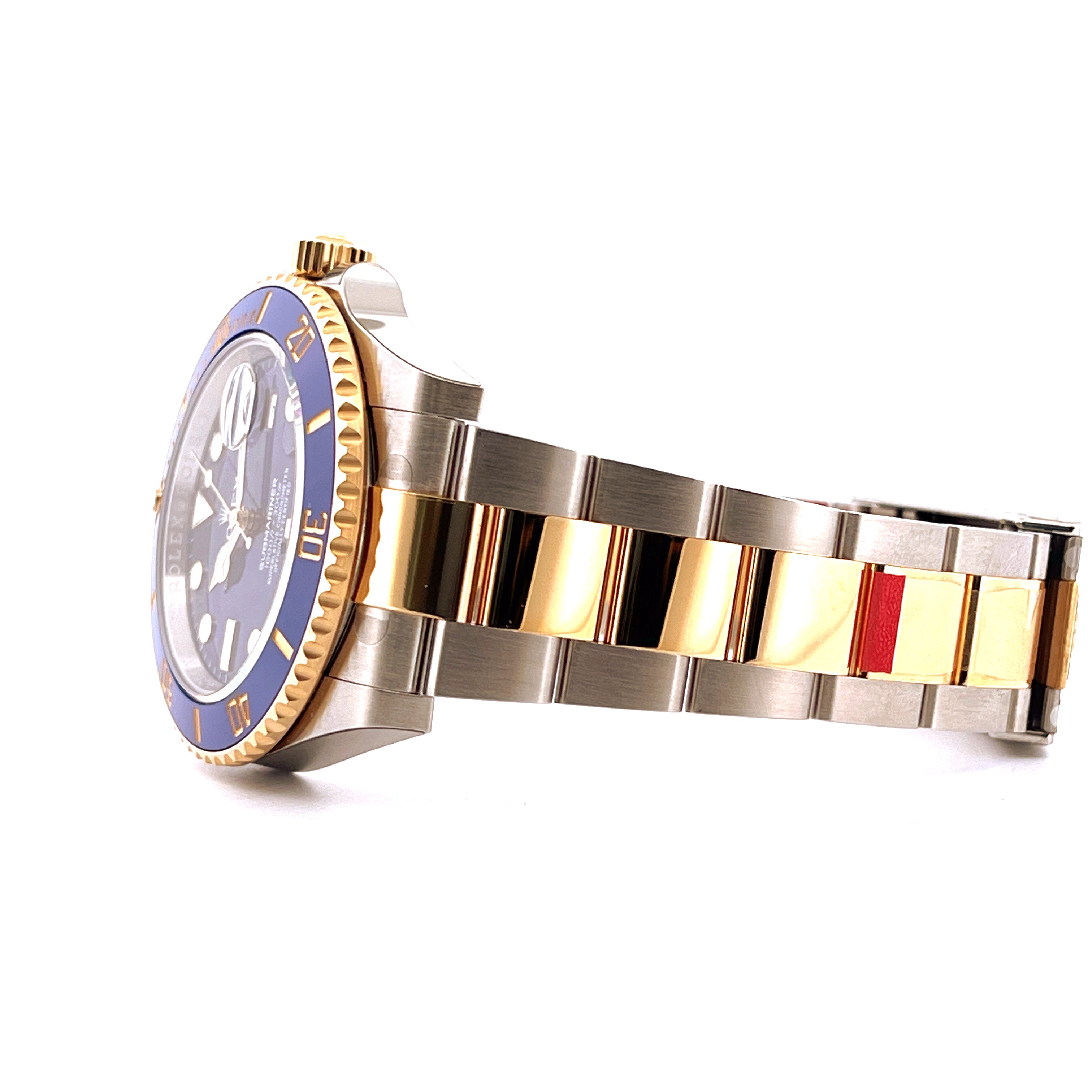 Seitenansicht einer Rolex Submariner Date 126613LB Bicolor aus Stahl und Gold mit blauem Zifferblatt