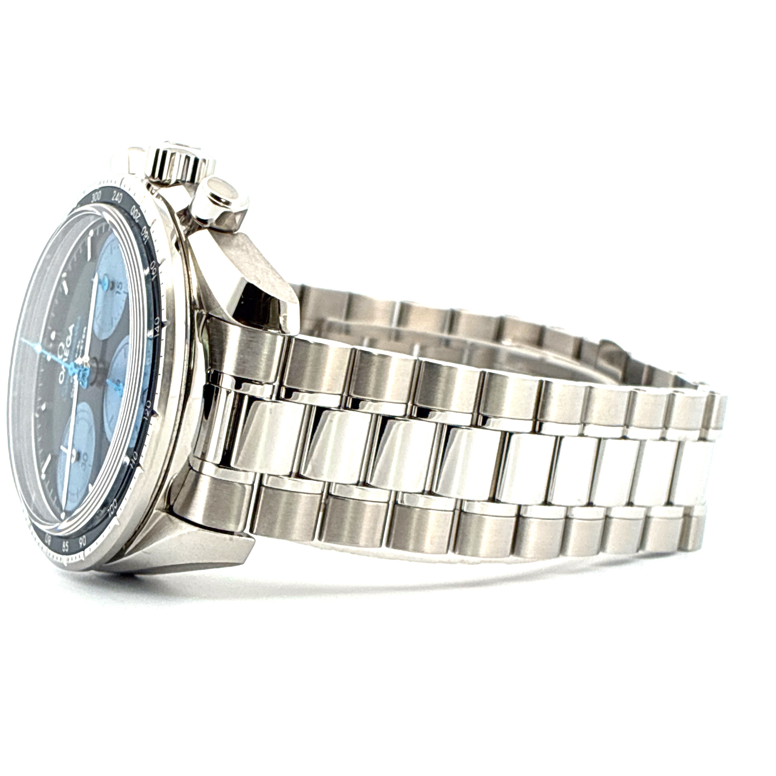 Omega Speedmaster Chronograph Co-axial im Seitenprofil mit blauem Zifferblatt und Edelstahlarmband