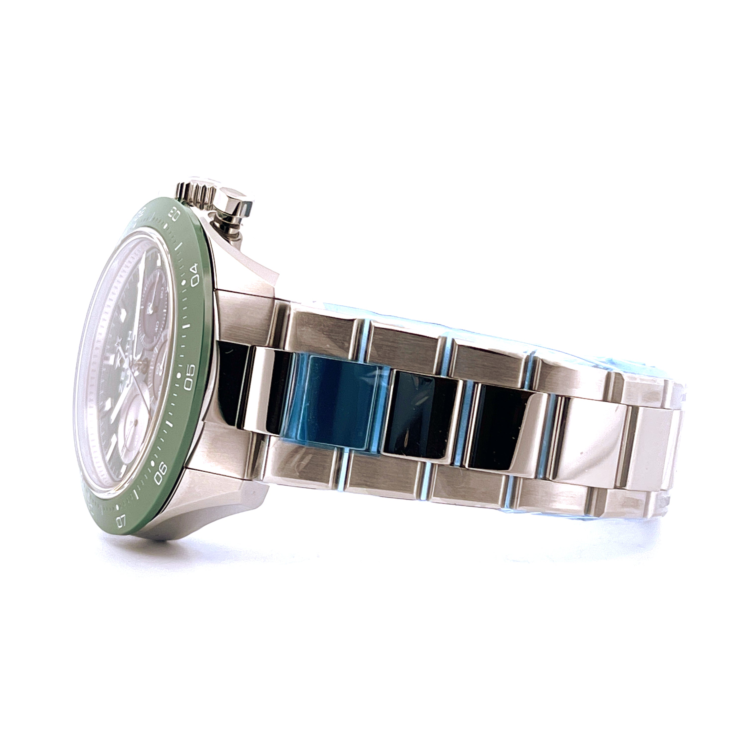 Seitenansicht einer Zenith Chronomaster Sport Green Uhr mit grünem Lünettenring und Edelstahlarmband