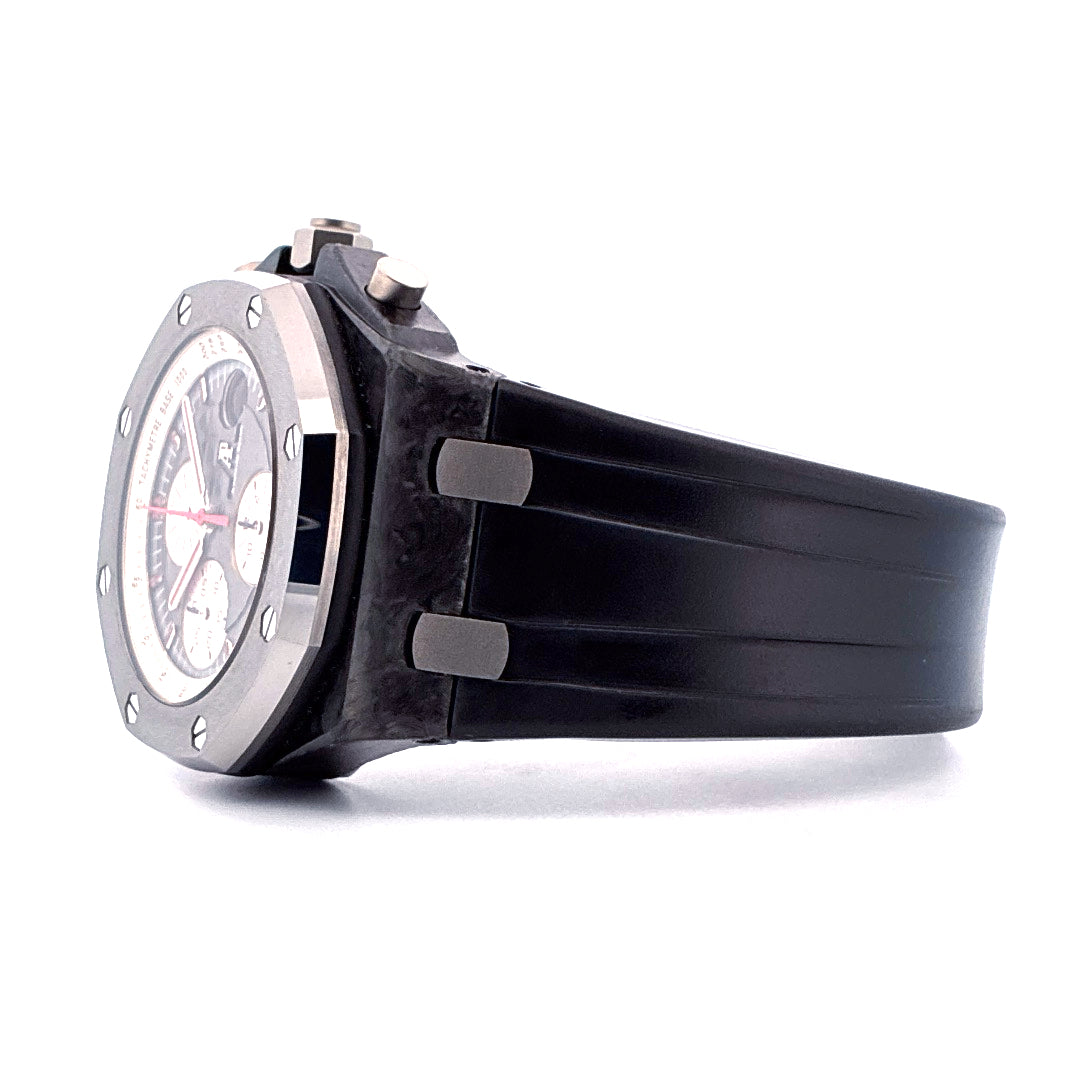 Audemars Piguet Royal Oak Offshore Jarno Trulli aus Carbon in Seitenansicht mit schwarzem Kautschukarmband