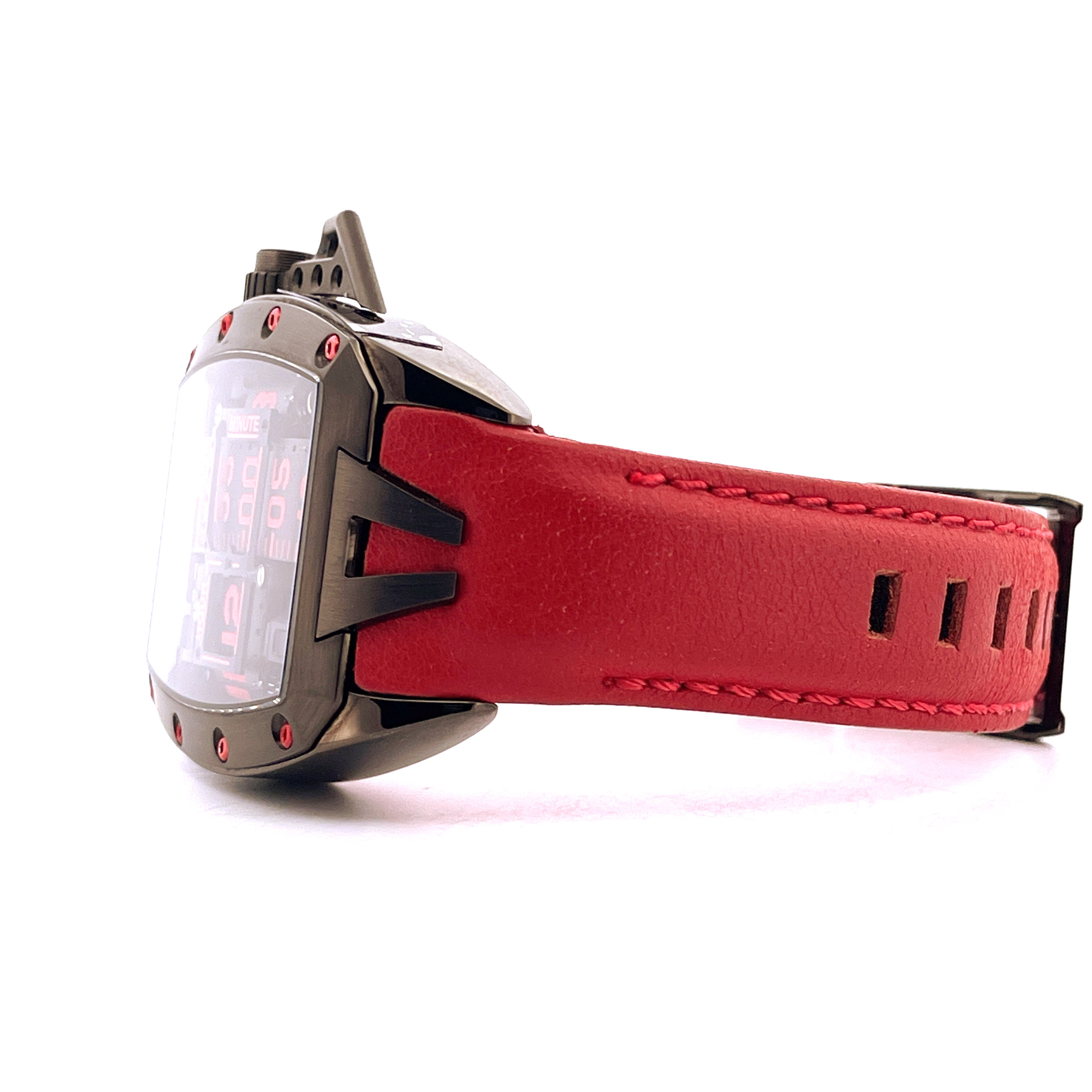 Seitenansicht einer Devon Tread 2 RedRum Armbanduhr mit schwarzem Stahlgehäuse und rotem Lederarmband