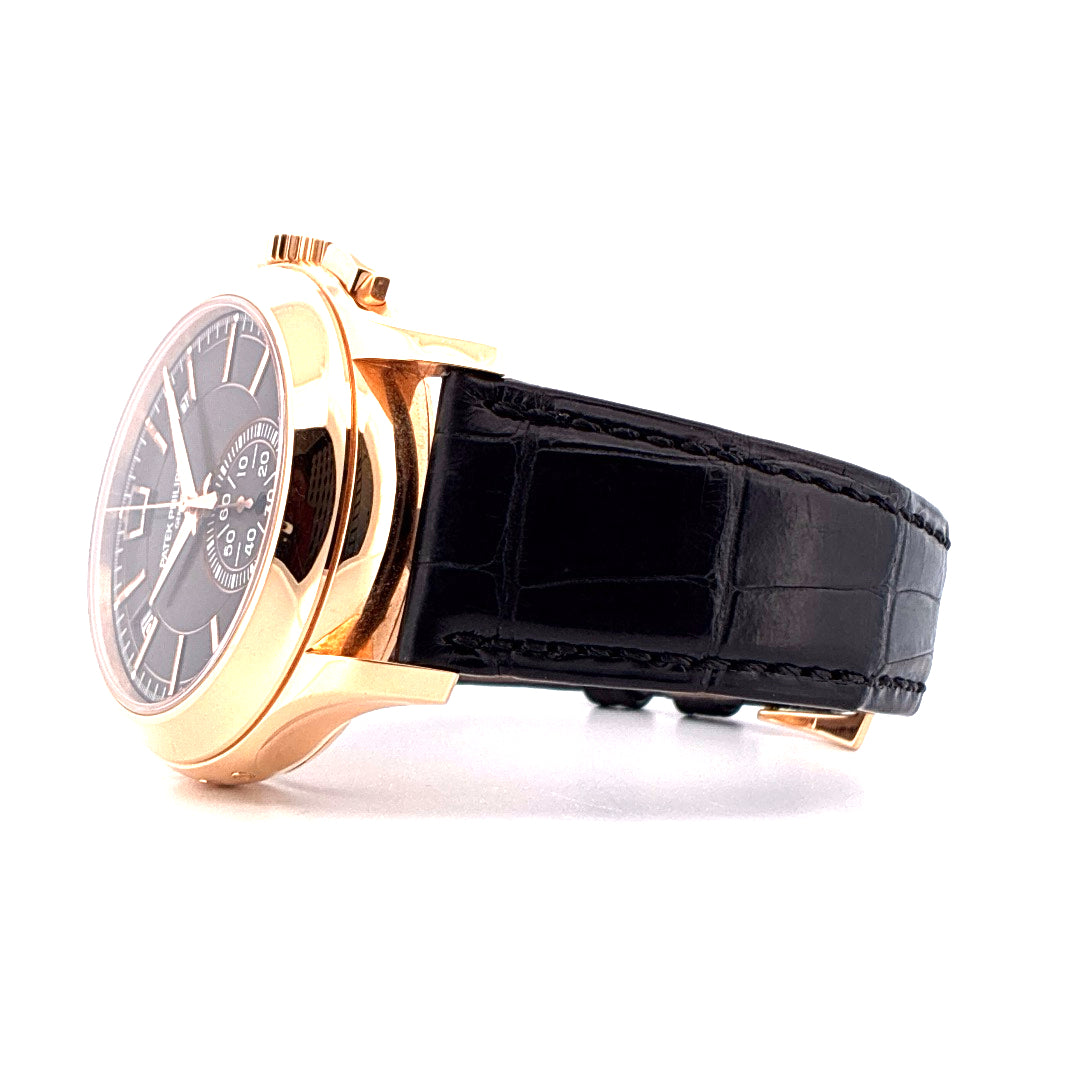 Patek Philippe Annual Calendar Chronograph Roségold mit schwarzem Krokodillederarmband von der Seite gesehen