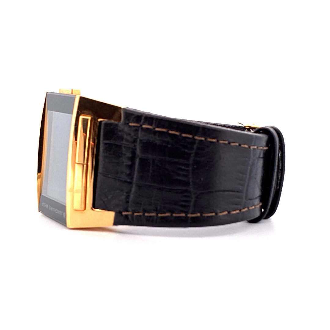 Junghans Mega 1000 Funkuhr Limited Edition, goldfarbenes Gehäuse, schwarzes Lederarmband mit Krokoprägung, Seitenansicht