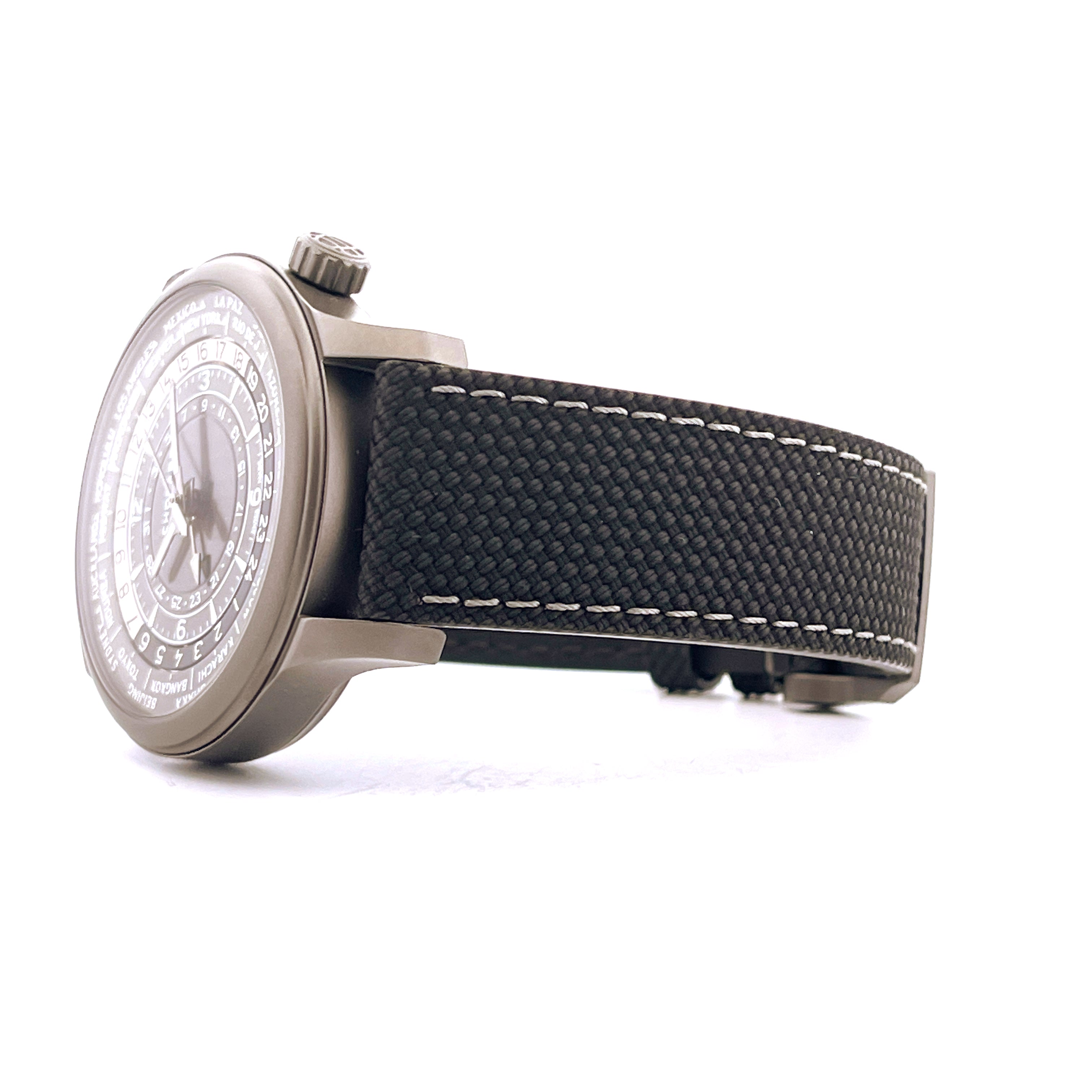 Chopard L.U.C Time Traveler One Black 1 of 250 Seitenansicht einer Uhr mit schwarzem Textilarmband