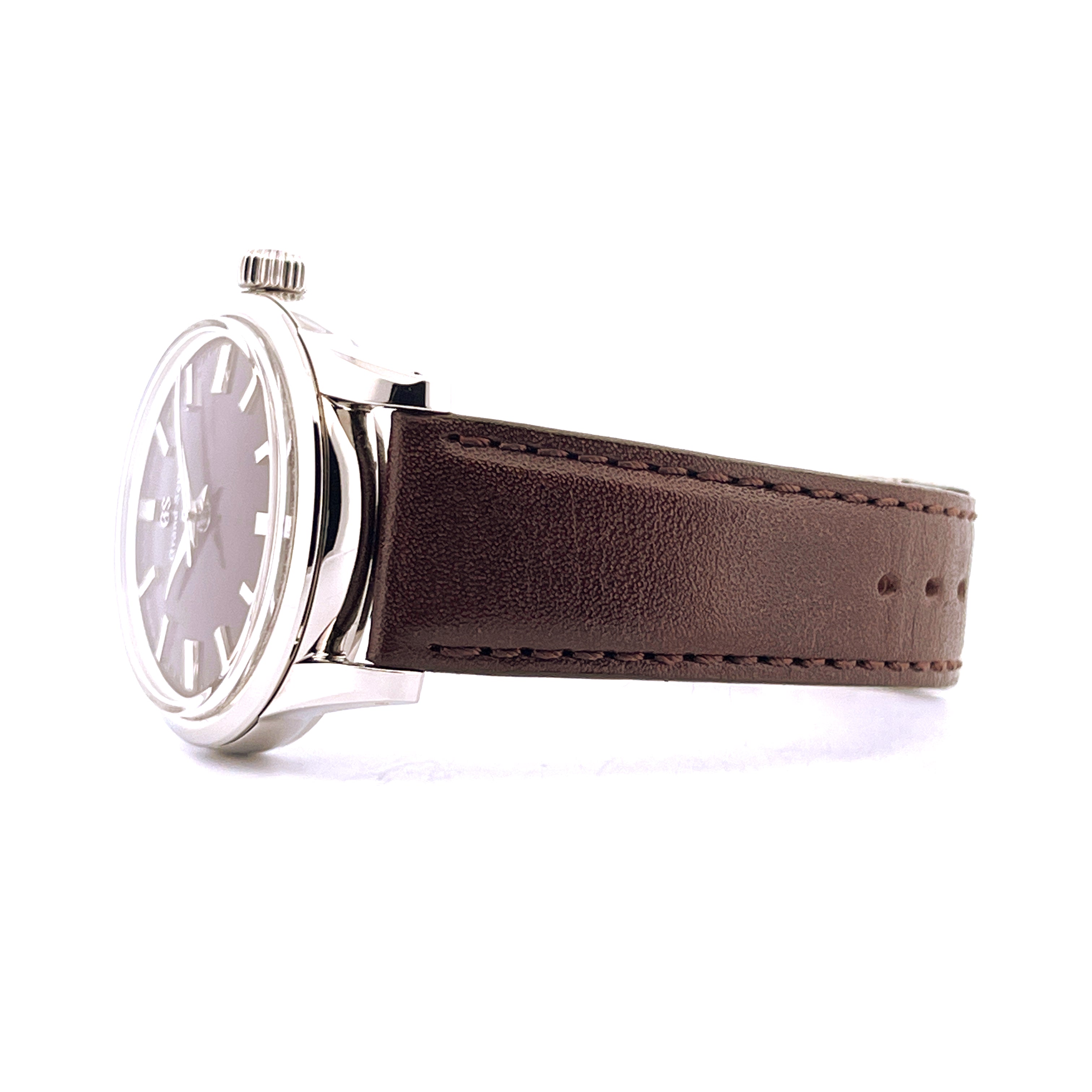 Seitenansicht einer Grand Seiko Heritage 2025 mit braunem Lederarmband