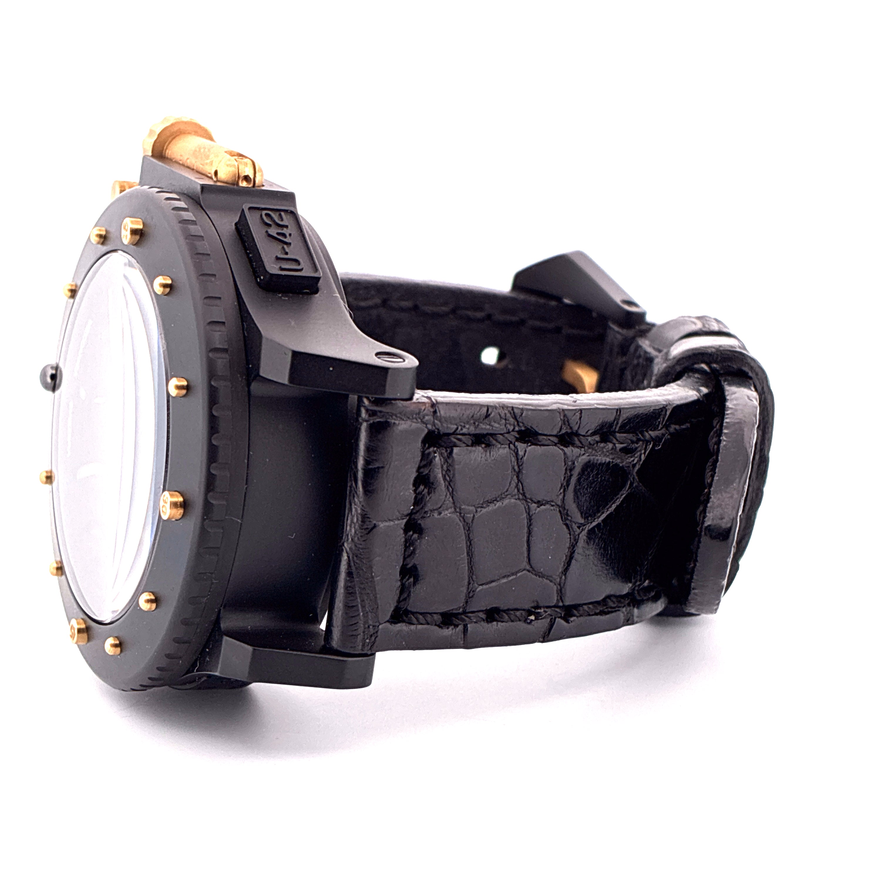 U-Boat U-42 Damenuhr mit schwarzem Krokolederarmband und Titan-Gehäuse im Seitenprofil mit goldenen Akzenten