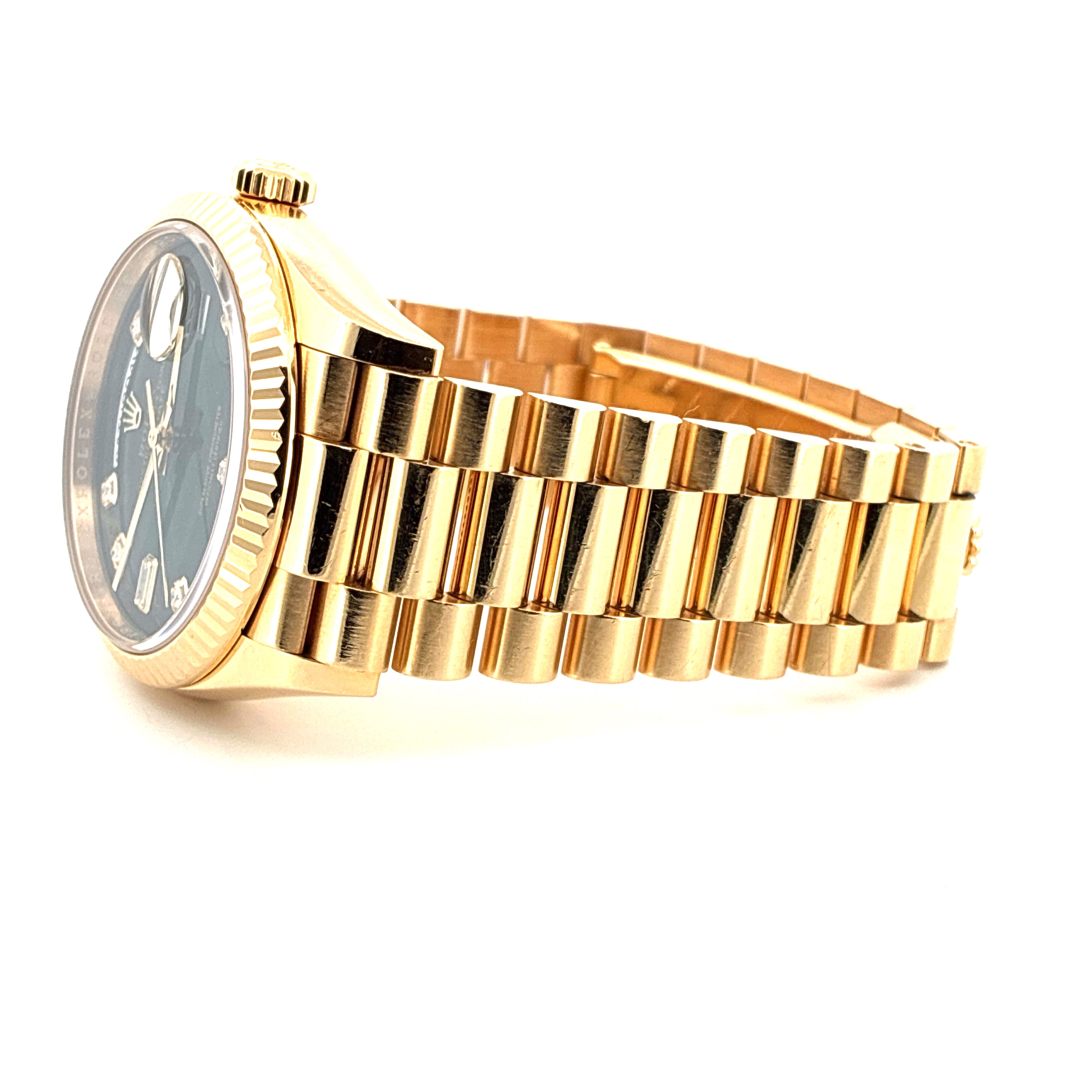 Rolex Day-Date 36 Gelbgold Automatik im Seitenprofil auf weißem Hintergrund