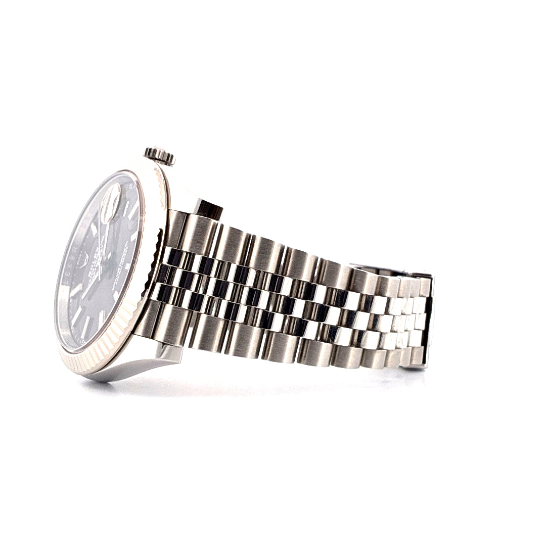 Rolex Datejust 41 mit grauem Zifferblatt und Edelstahlband in Seitenansicht