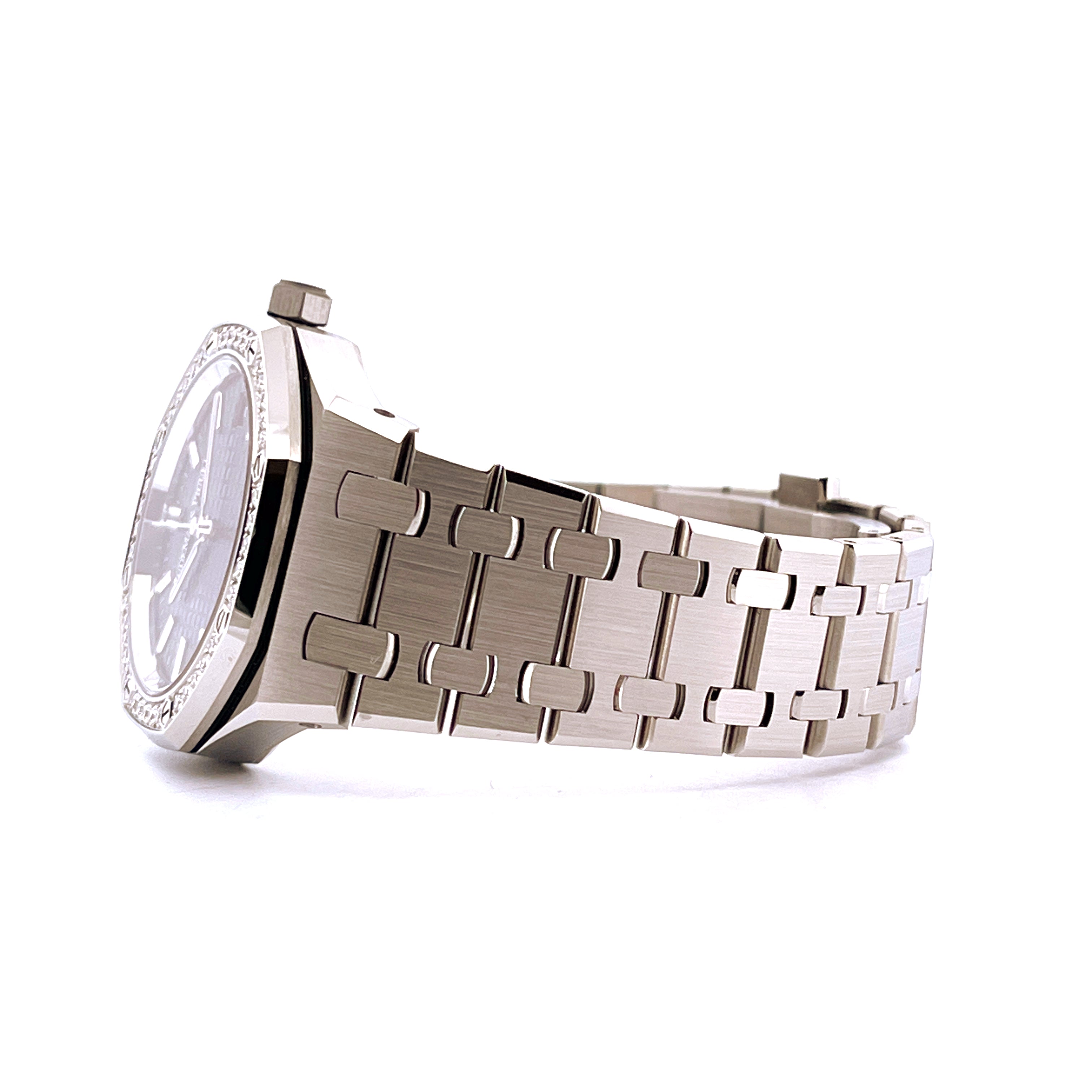 Audemars Piguet Royal Oak 34mm mit stählernem Armband und einem Teil des Gehäuses mit besetzter Lünette in Seitenansicht