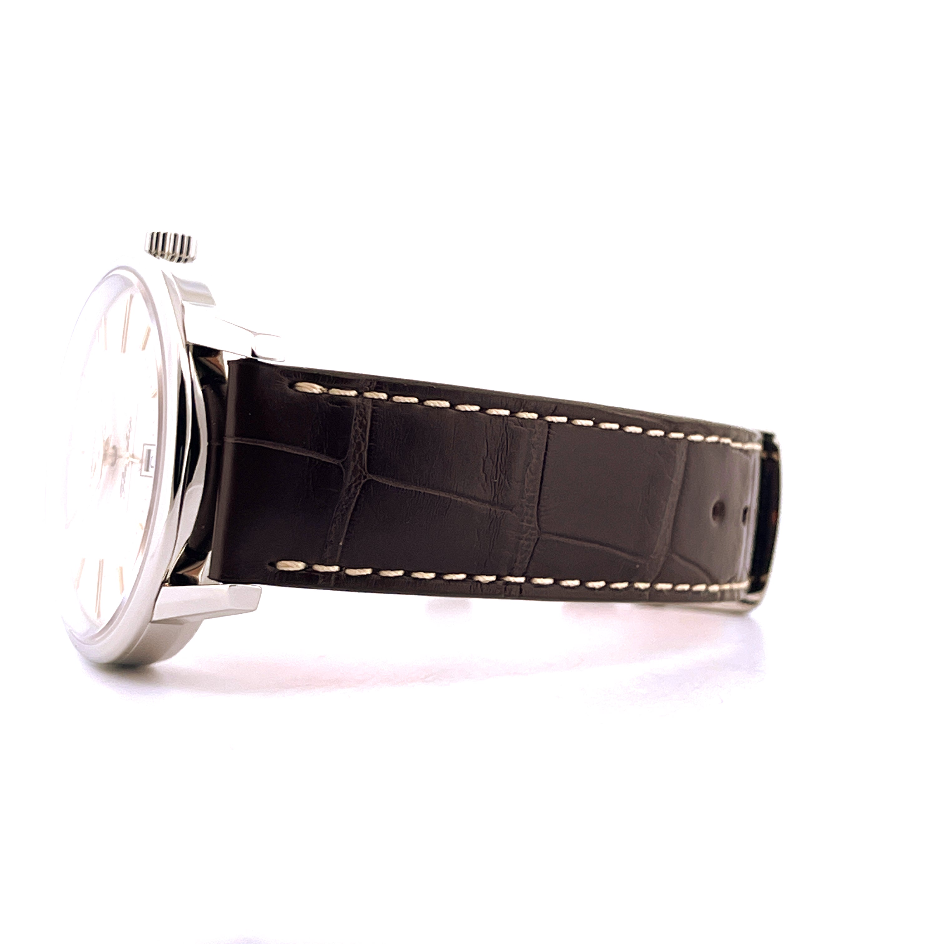 Longines Flagship Heritage Automatic Uhr in Seitenansicht mit braunem Krokolederarmband und Edelstahlgehäuse
