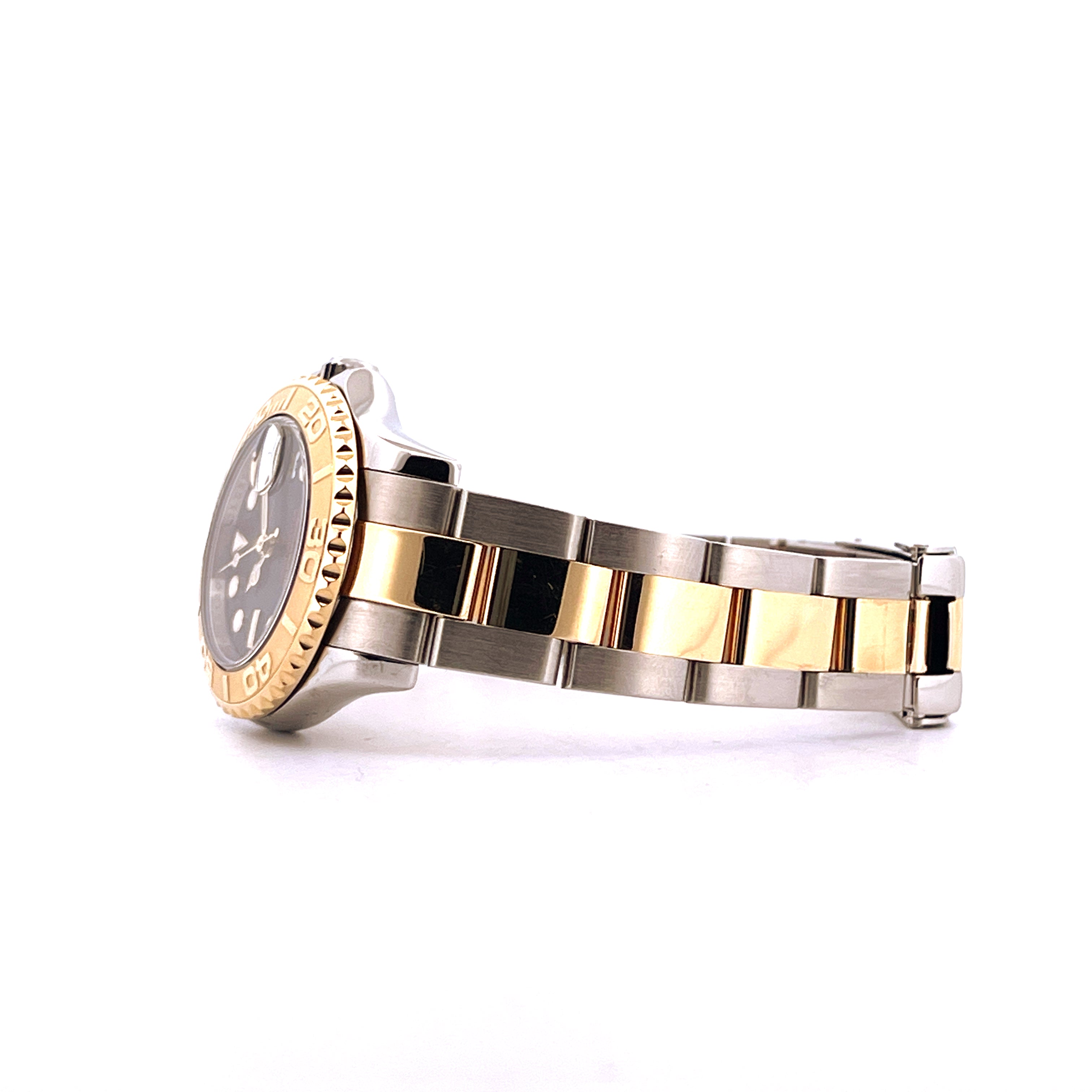 Seitenansicht einer Rolex Yacht-Master 29 mm bicolor mit schwarzem Zifferblatt und Stahl-Gold-Armband