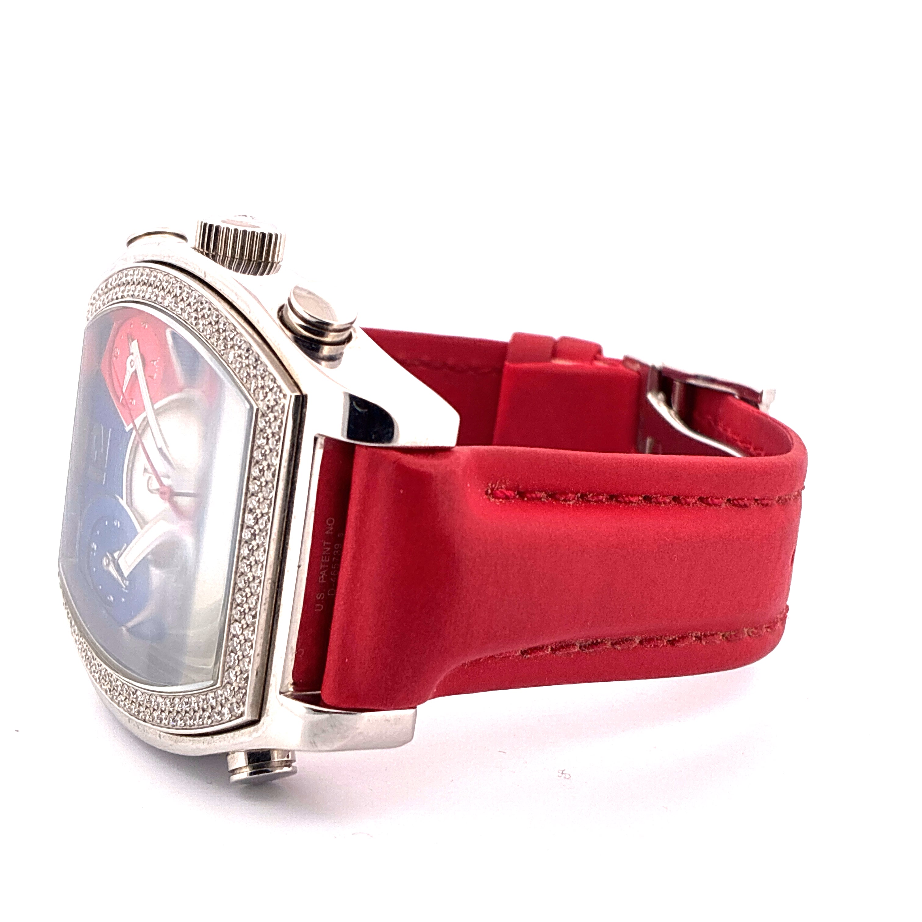 Seitenansicht einer Jacob & Co. Five Time Zone Tonneau Uhr aus Edelstahl mit rotem Lederarmband und Diamanten besetzter Lü…