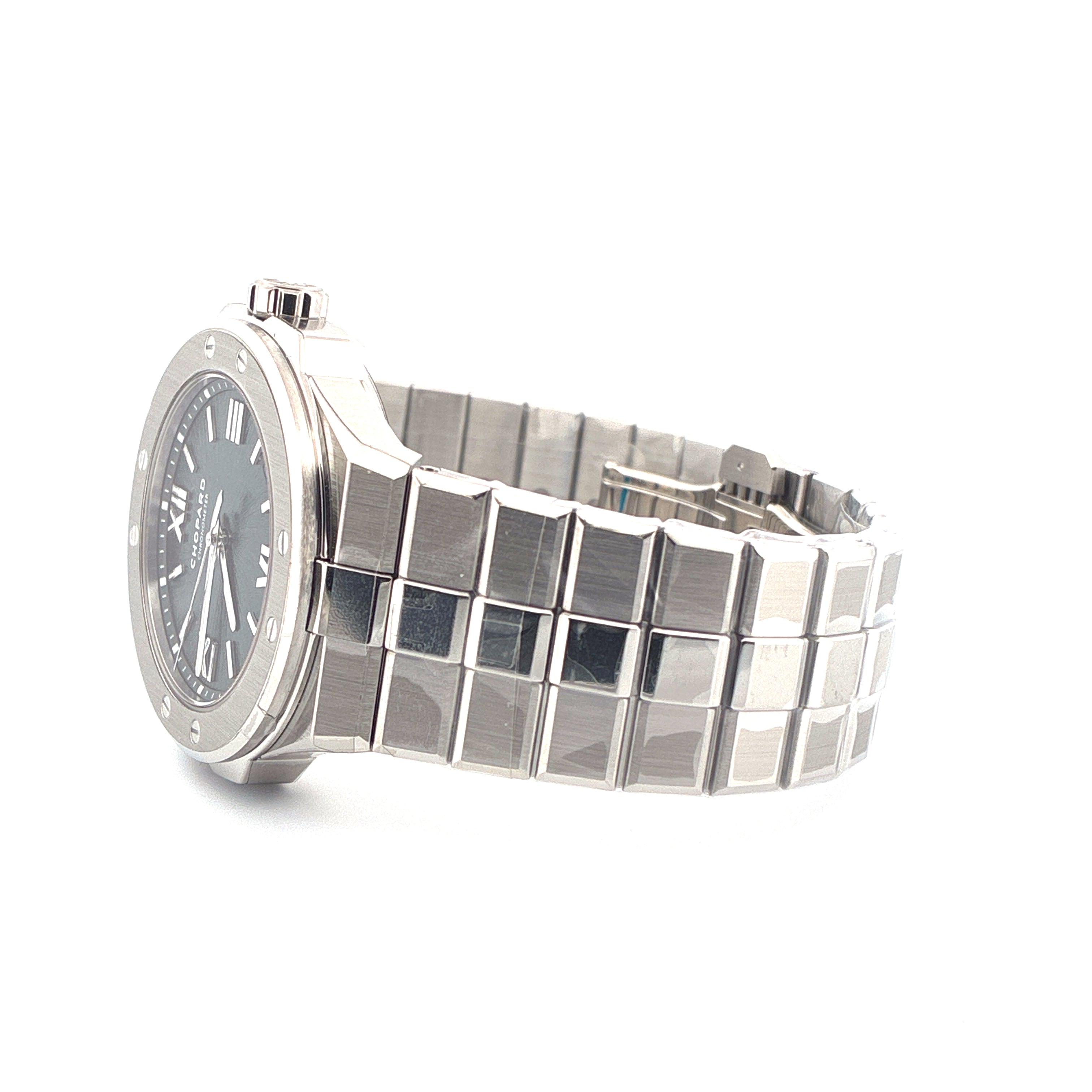Chopard Alpine Eagle Edelstahl Uhr im Profil mit grauem Zifferblatt und charakteristischem Armband
