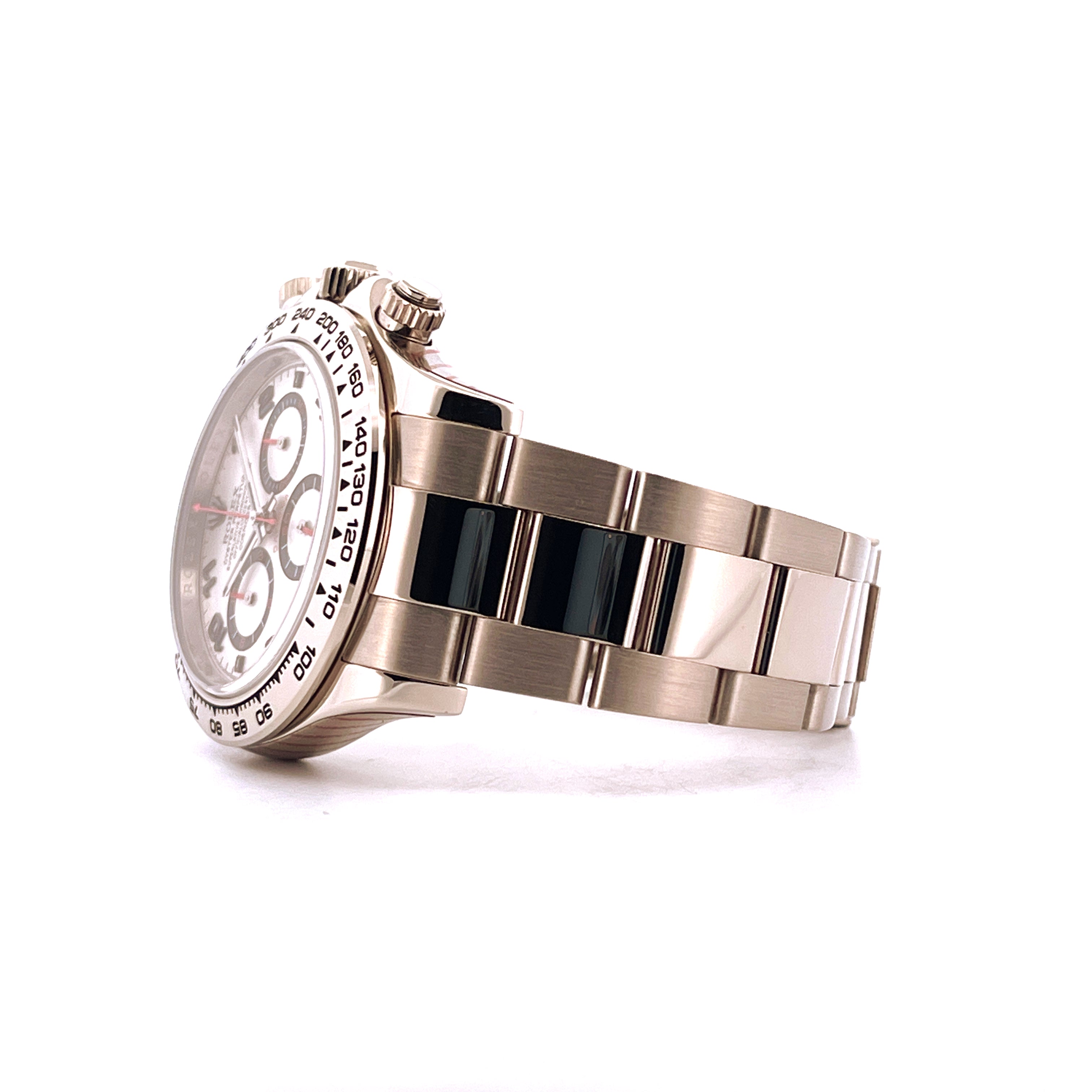 Rolex Daytona Weißgold im Profil mit Armband aus Weißgold und schwarzen Keramikeinsätzen auf weißem Hintergrund