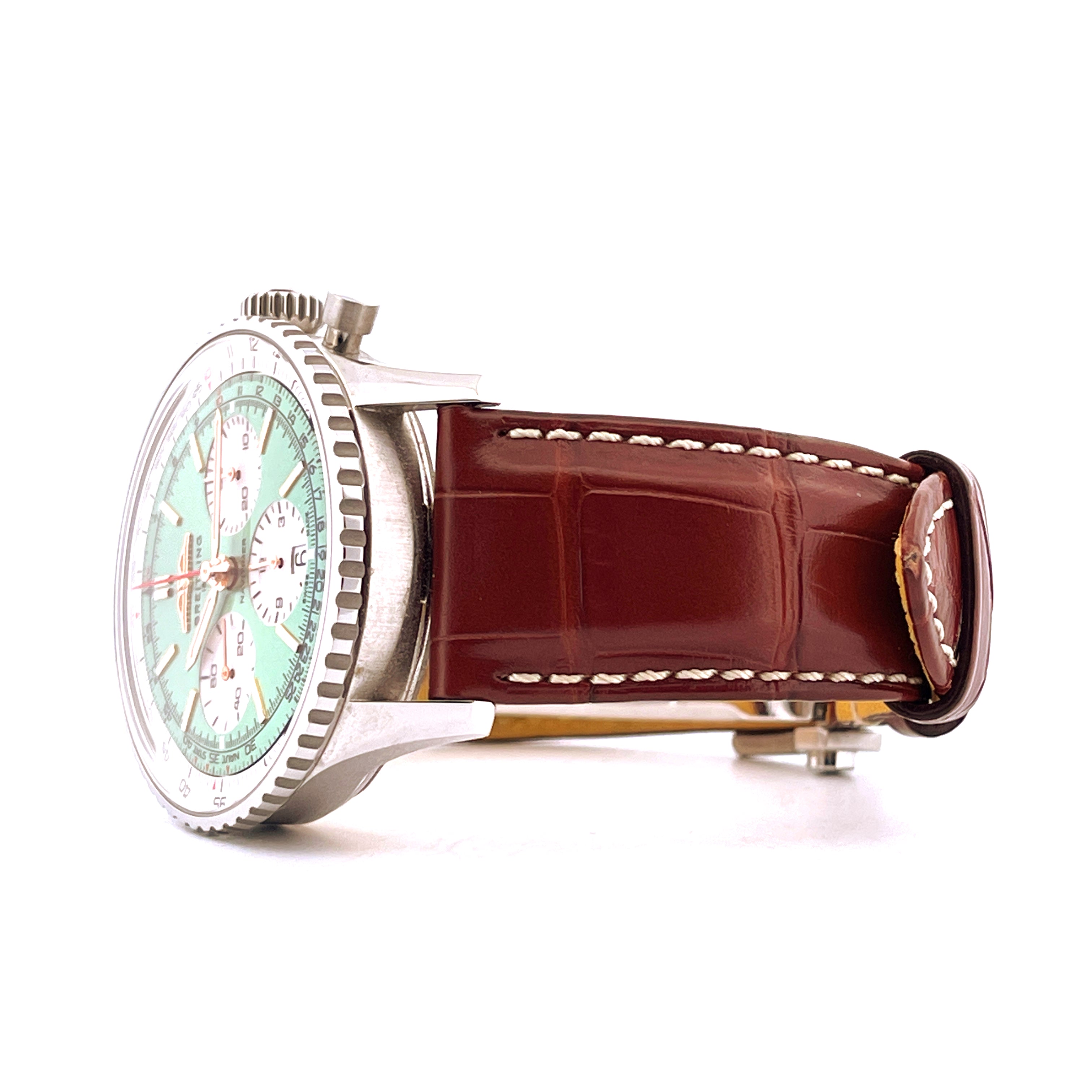 Seitenansicht einer Breitling Navitimer B01 Chronograph Mint Green mit braunem Kroko-Lederarmband