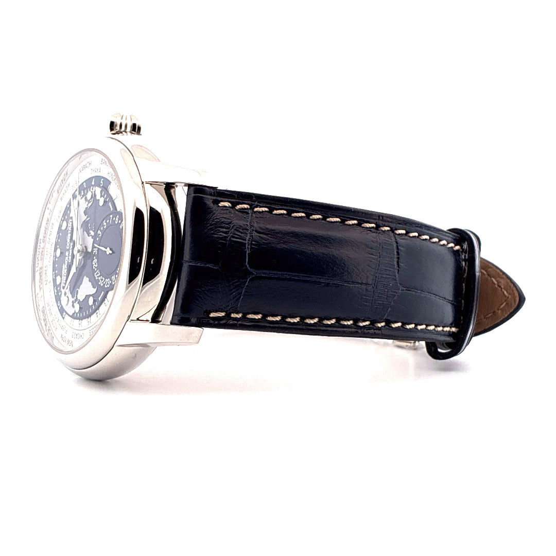 Frederique Constant Classic Manufacture Worldtimer im Profil mit schwarzem Krokoband und Weltkarten-Zifferblatt