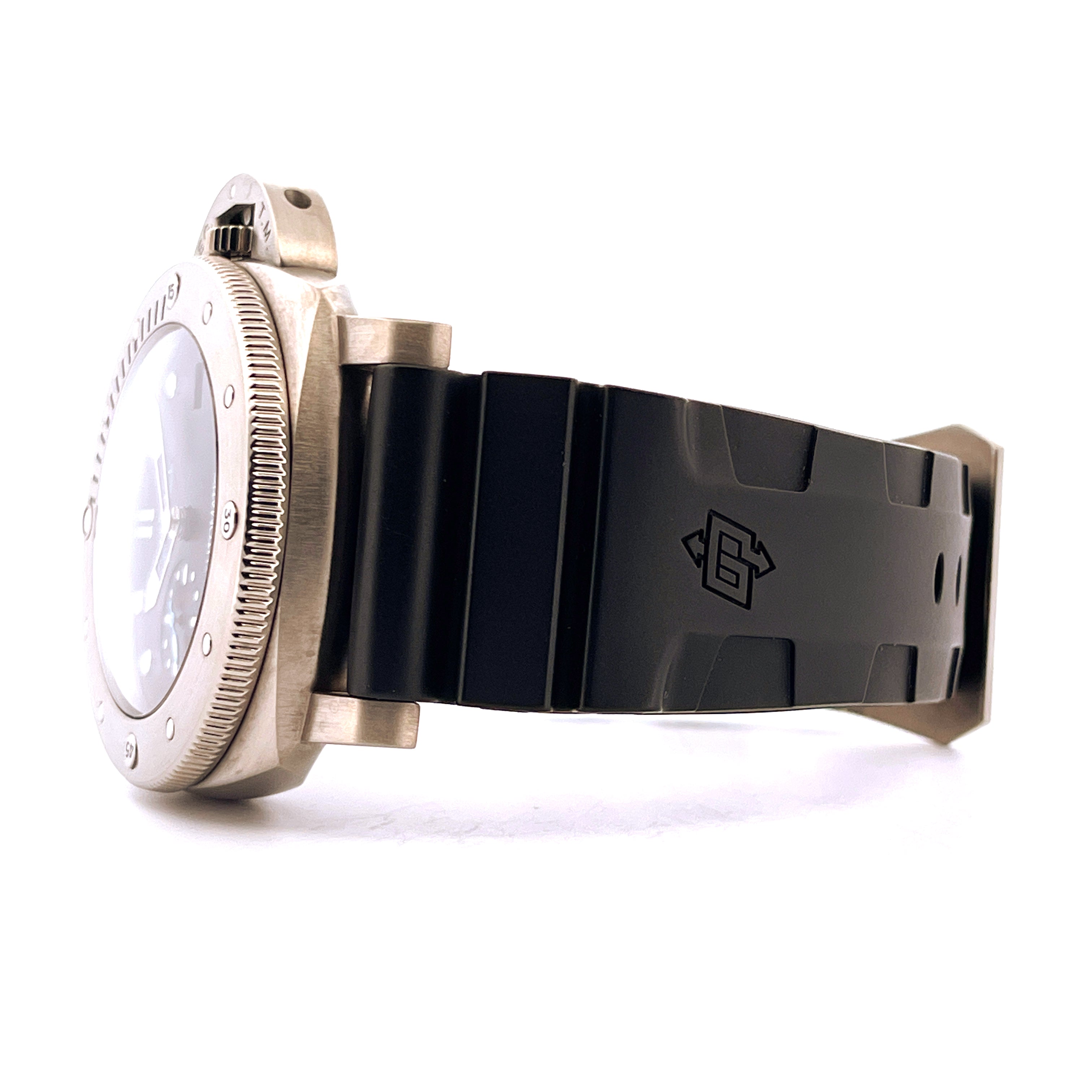 Panerai Luminor Submersible 1950 3 Days Titan von der Seite mit schwarzem Kautschukarmband und eingraviertem Logo