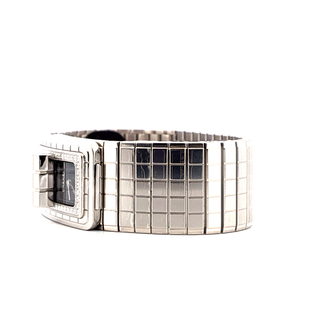 Chanel Code Coco mit Diamanten aus Edelstahl und Quarzwerk auf weißem Hintergrund