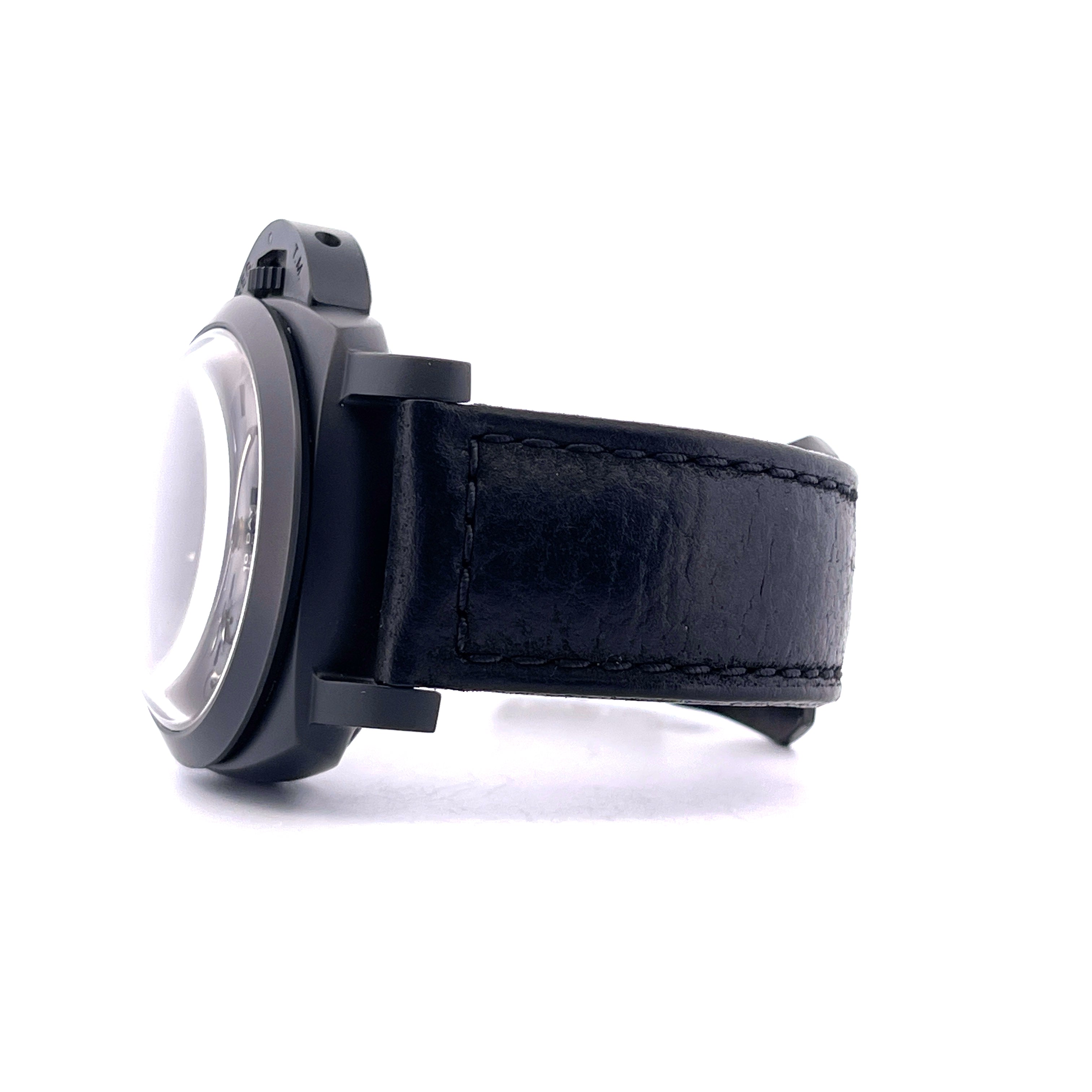 Seitenansicht der Panerai Luminor 1950 Keramikuhr mit schwarzem Lederarmband auf weißem Hintergrund