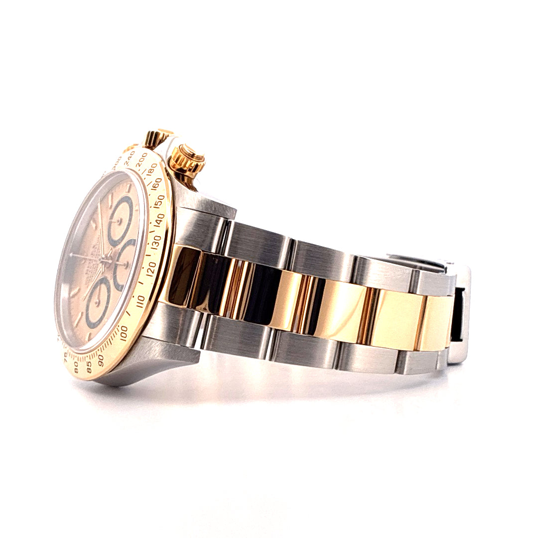 Rolex Daytona Bicolor (1991) im Profil auf weissem Hintergrund, bicolor-Armband aus Edelstahl und Gelbgold, Luenette mit Tachymeterskala