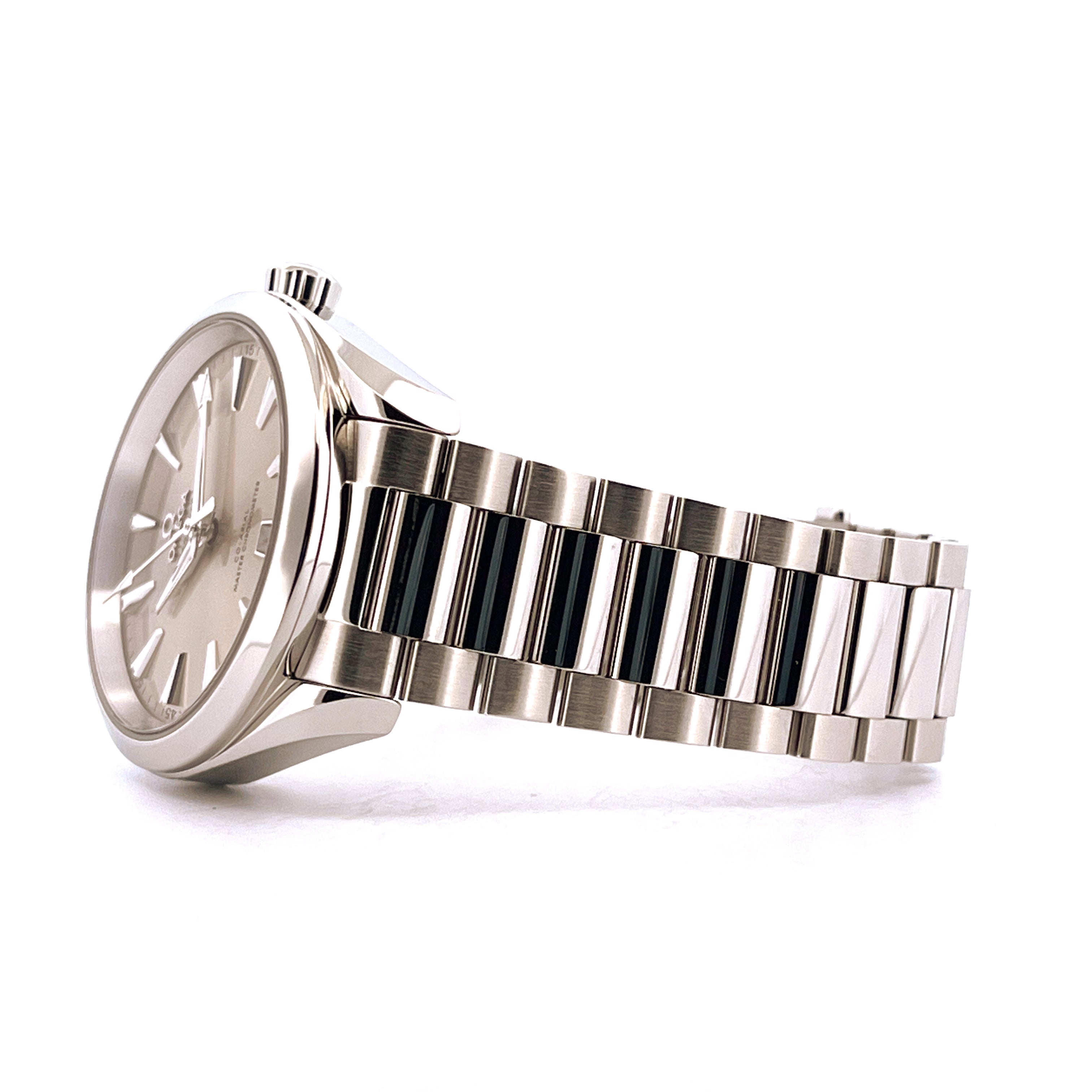 Omega Seamaster Aqua Terra 38 mm Stahl mit Lederarmband auf weißem Hintergrund