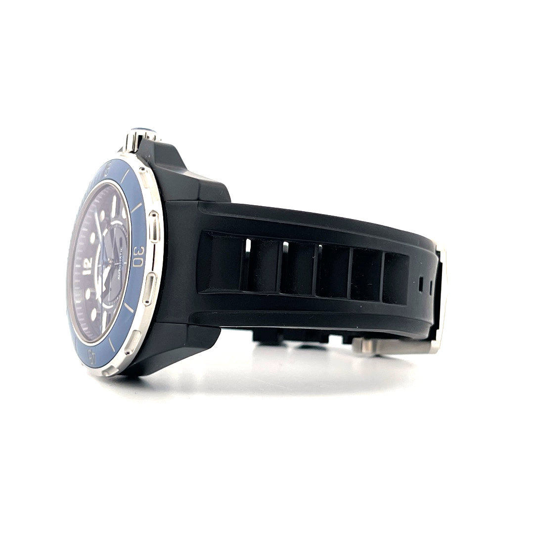 Chanel J12 Marine 42mm Automatik mit blauem Zifferblatt und schwarzem Kautschukarmband auf weißem Hintergrund