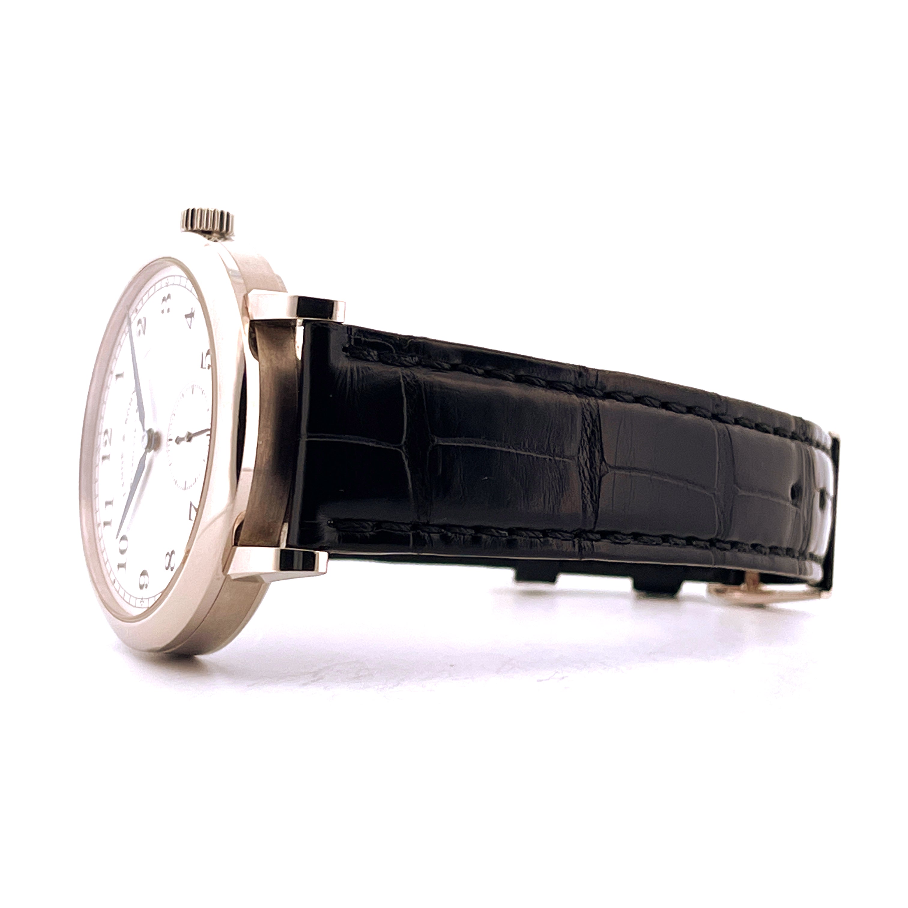 A. Lange & Söhne 1815 Weißgold, Seitenansicht mit schwarzem Krokodillederarmband