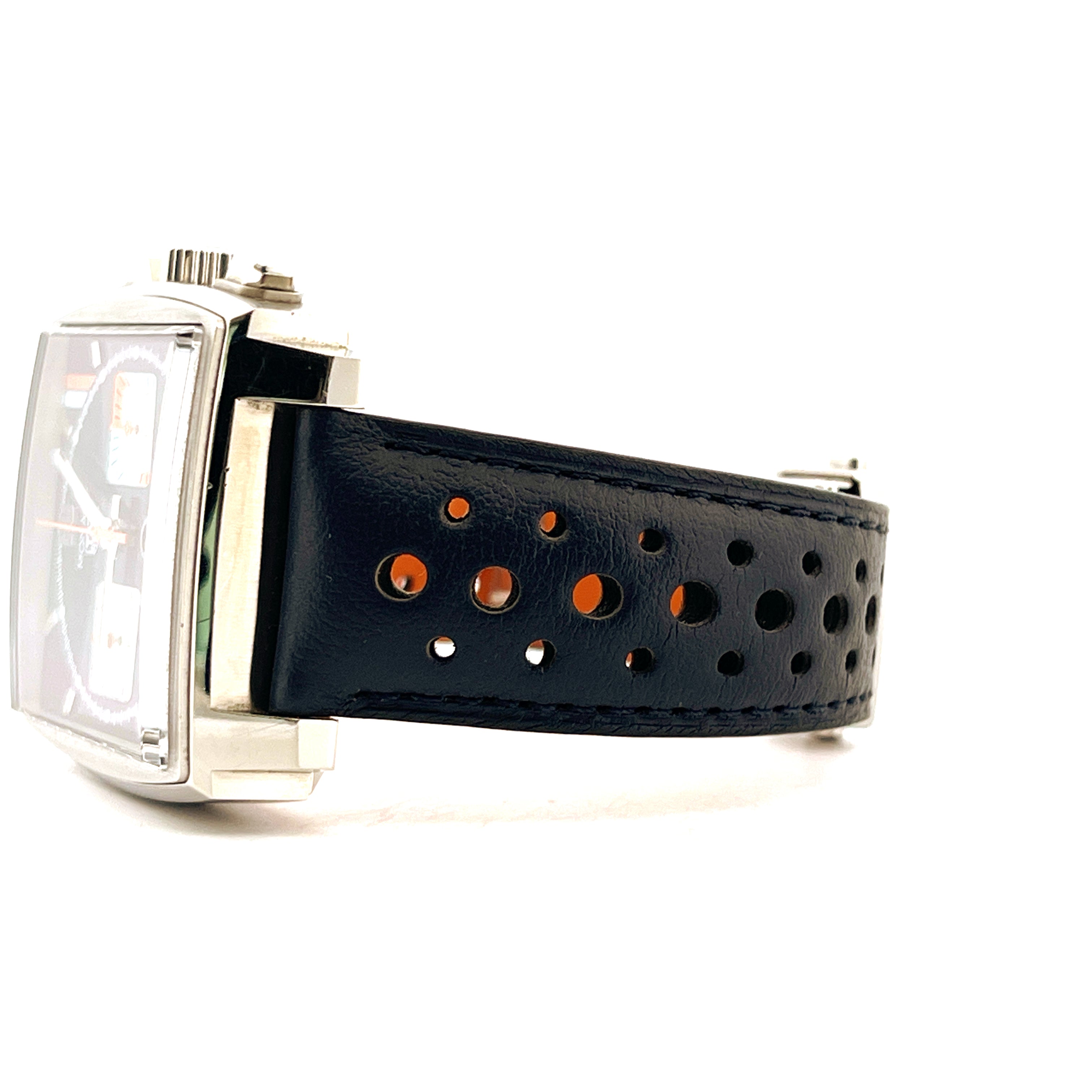 Seitenansicht einer TAG Heuer Monaco Gulf Uhr mit schwarzem Lederarmband und orangen Akzenten auf weißem Hintergrund