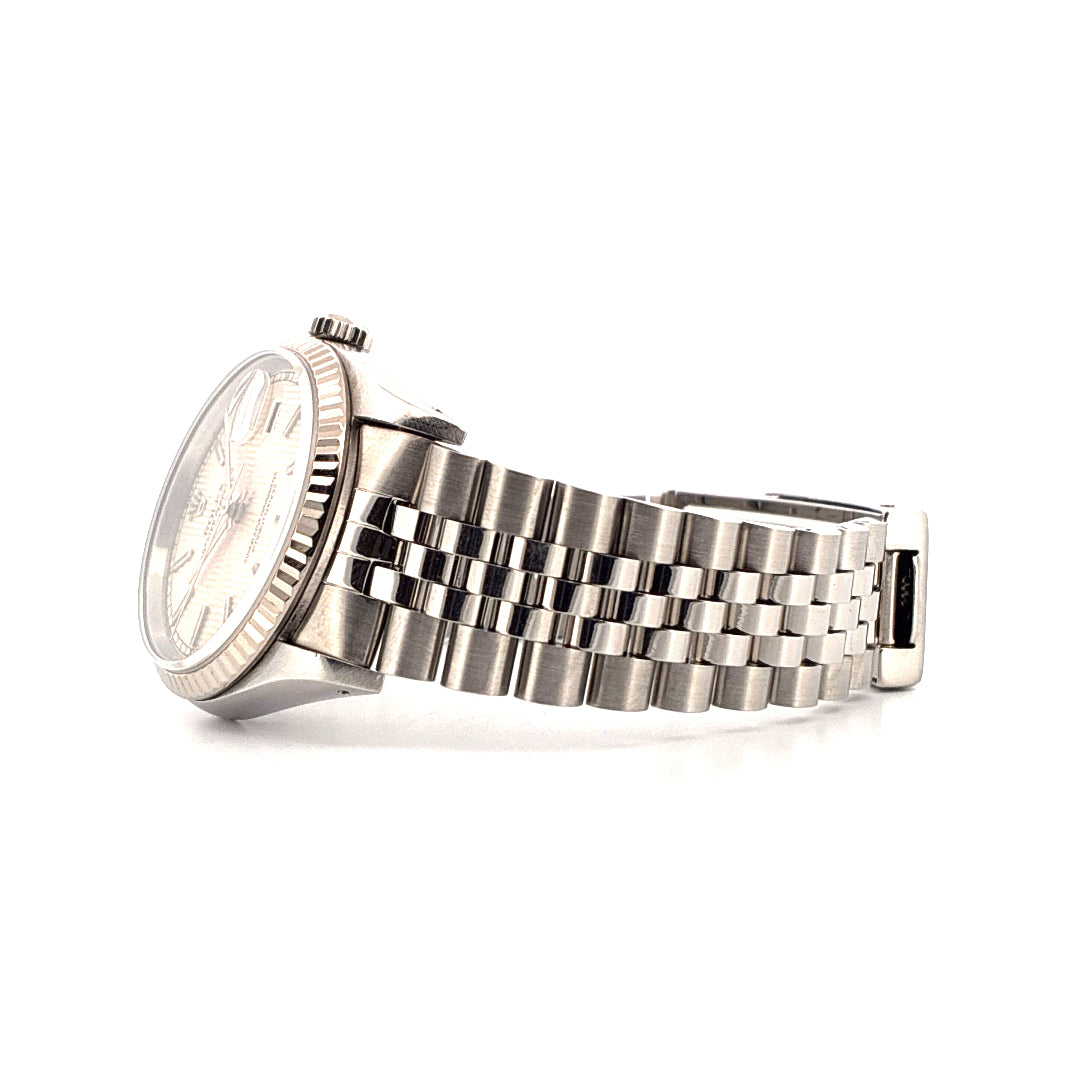 Rolex Datejust 36 Silver 1991 Seitenansicht mit Stahlarmband und geriffelter Lünette auf weißem Hintergrund