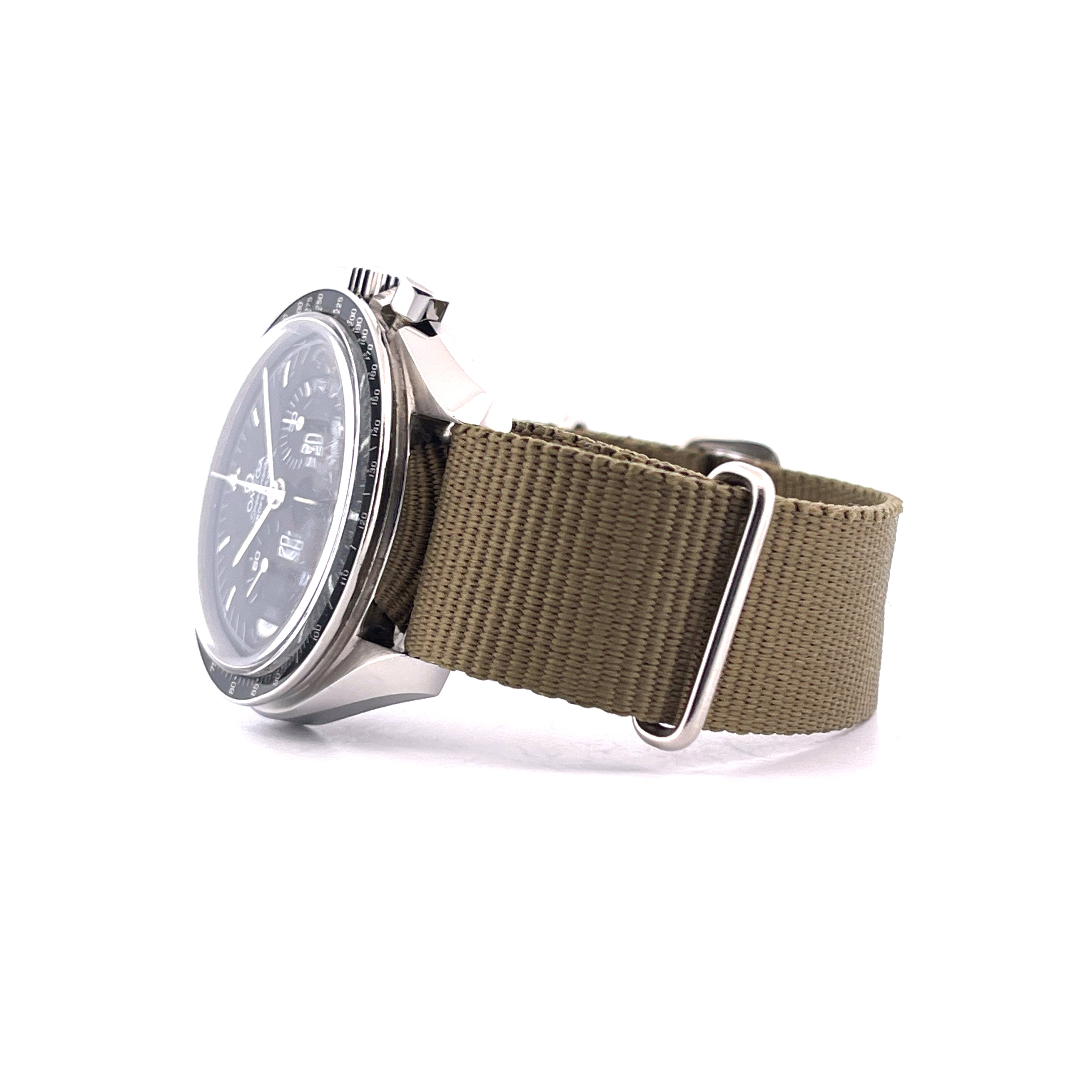 Omega Speedmaster Professional Moonwatch im Profil mit braunem Nato-Armband auf weißem Hintergrund