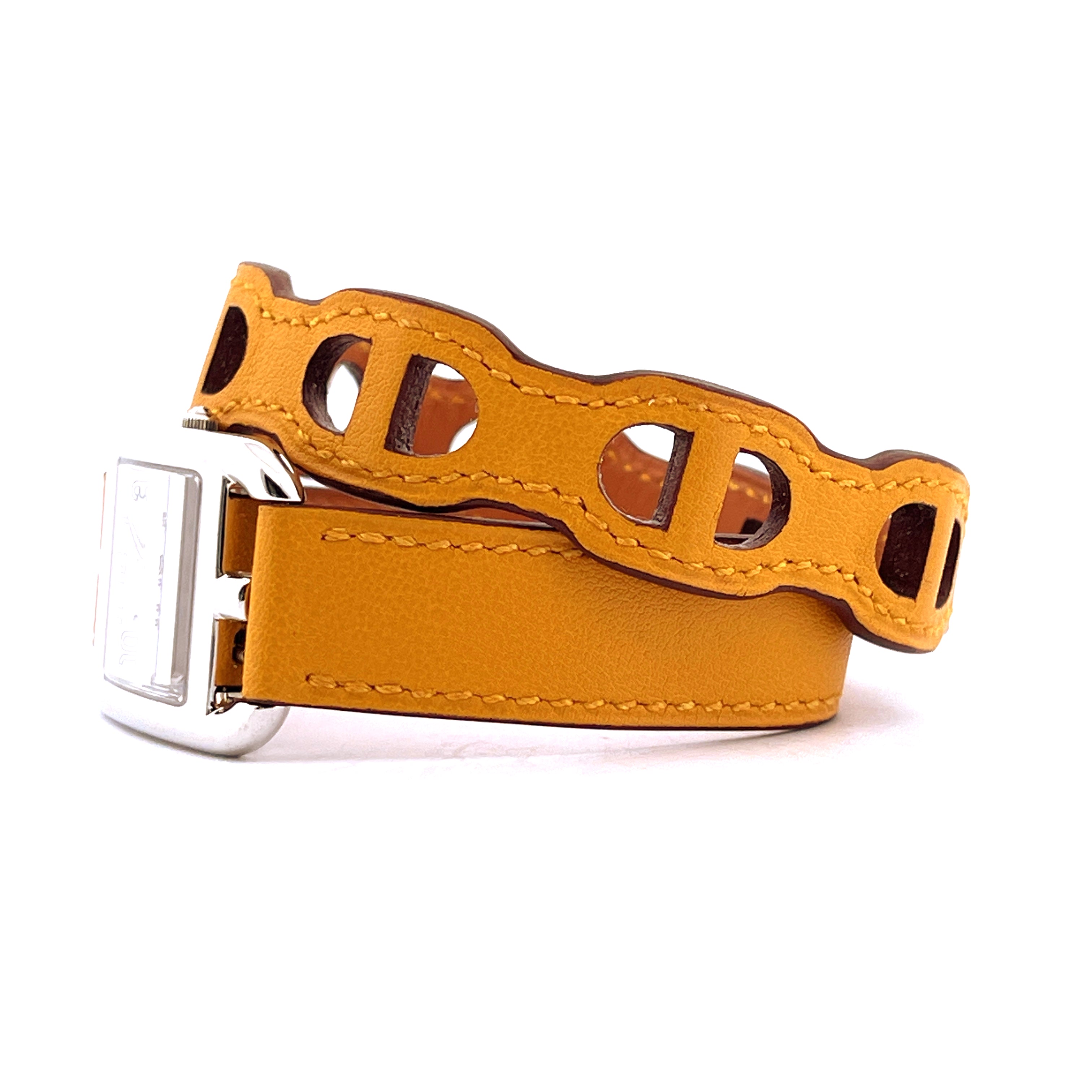 Hermès Cape Cod Uhr mit gelbem Lederarmband und silbernem Gehäuse auf weißem Hintergrund
