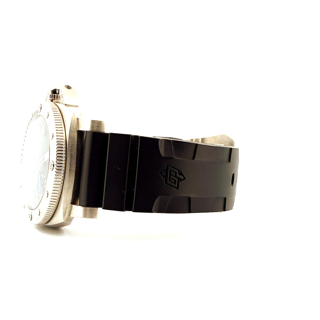 Seitenansicht einer Luminor Submersible Quarantaquattro von Panerai mit schwarzem Kautschukband