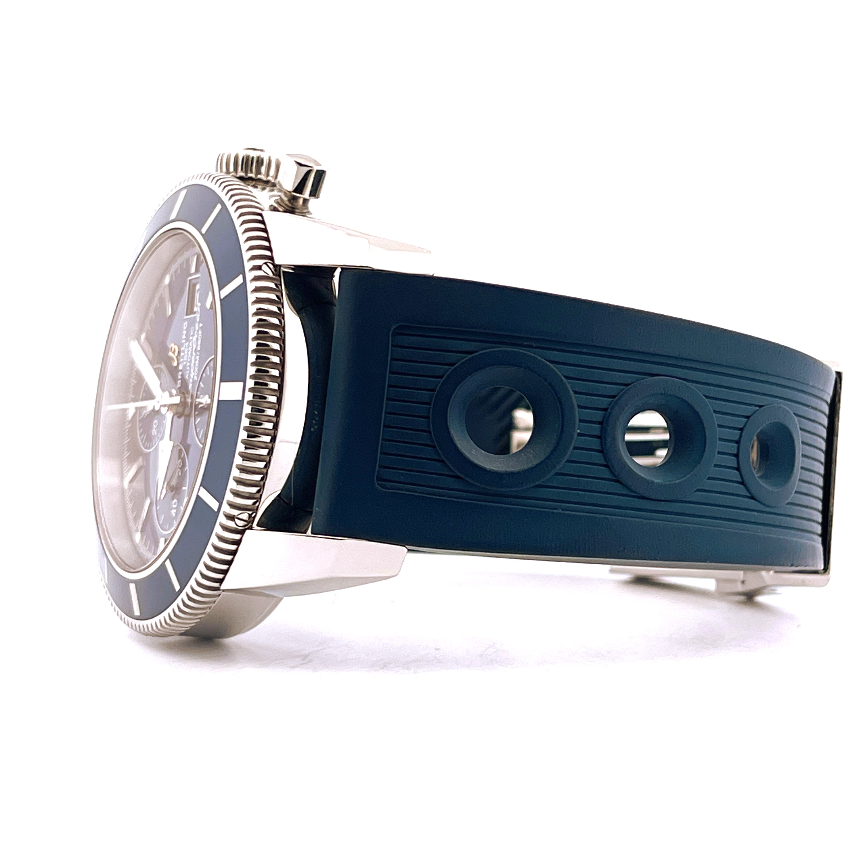 Breitling Superocean Heritage Chronograph im Detail, silbernes Gehäuse, blaues Kautschukarmband mit Kreisausschnitten