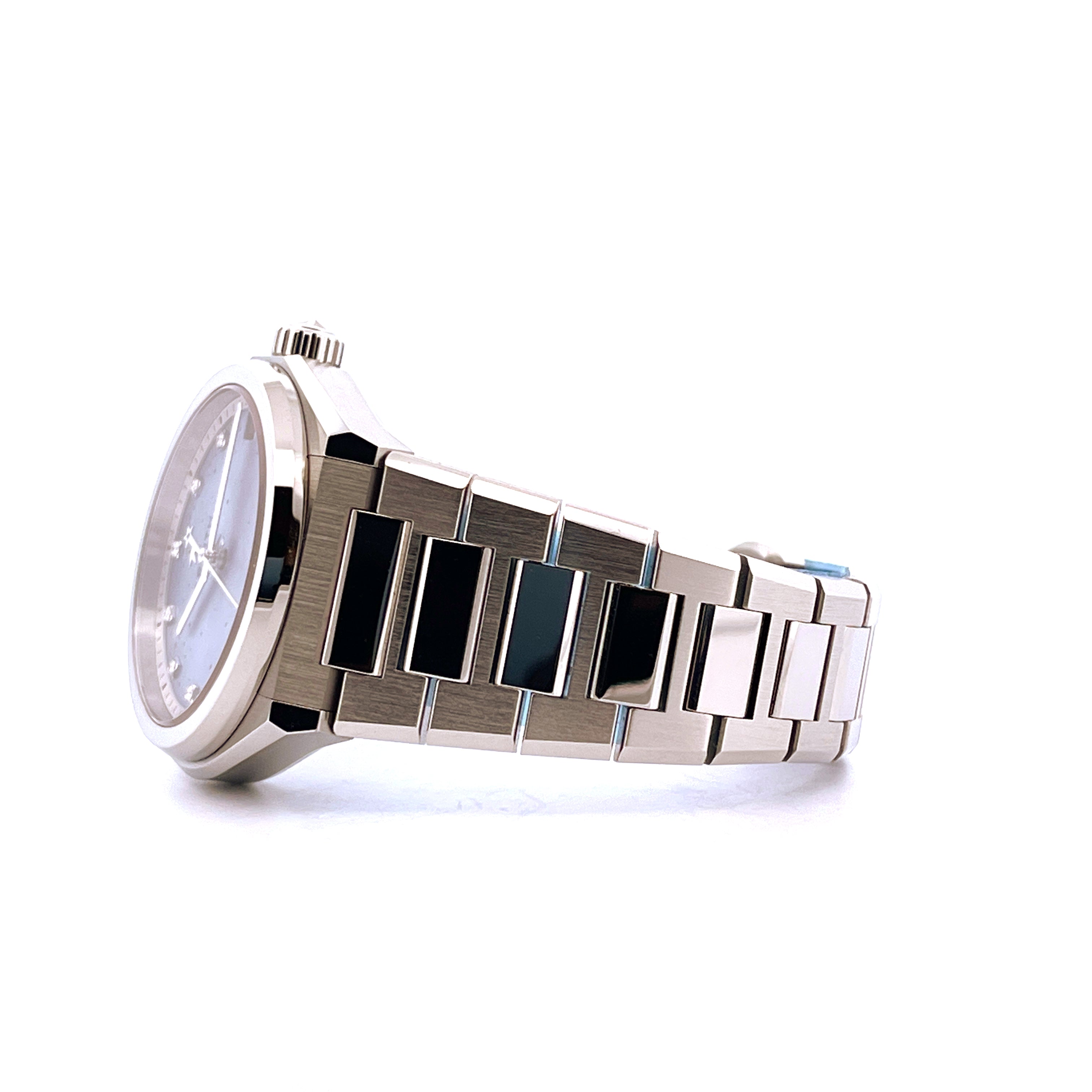 Zenith Defy Midnight Steel Mother of Pearl im Profil auf weißem Hintergrund