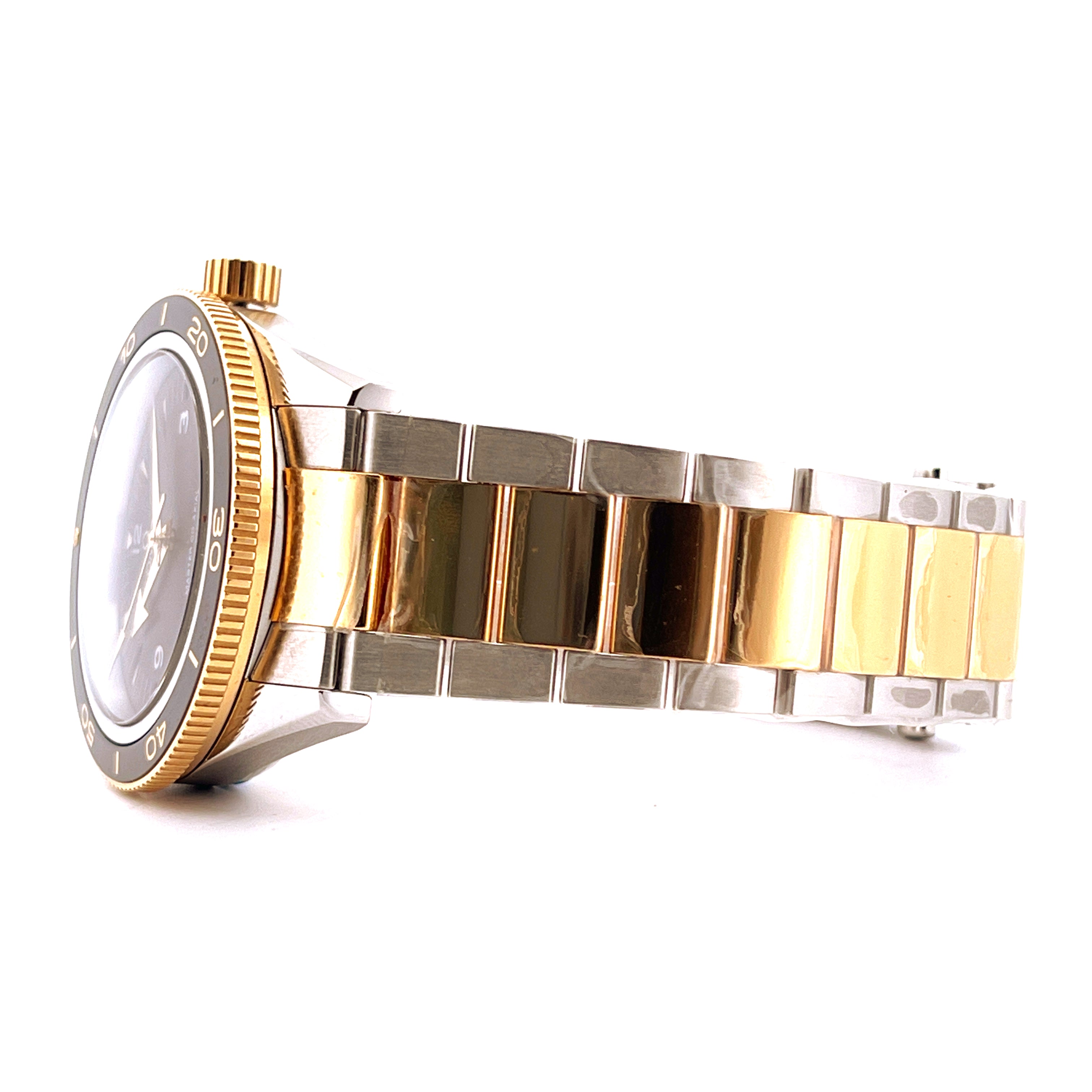 Omega Seamaster 300 Co-axial Bicolor im Seitenprofil mit bicolor-Armband aus Gold und Stahl auf weißem Hintergrund