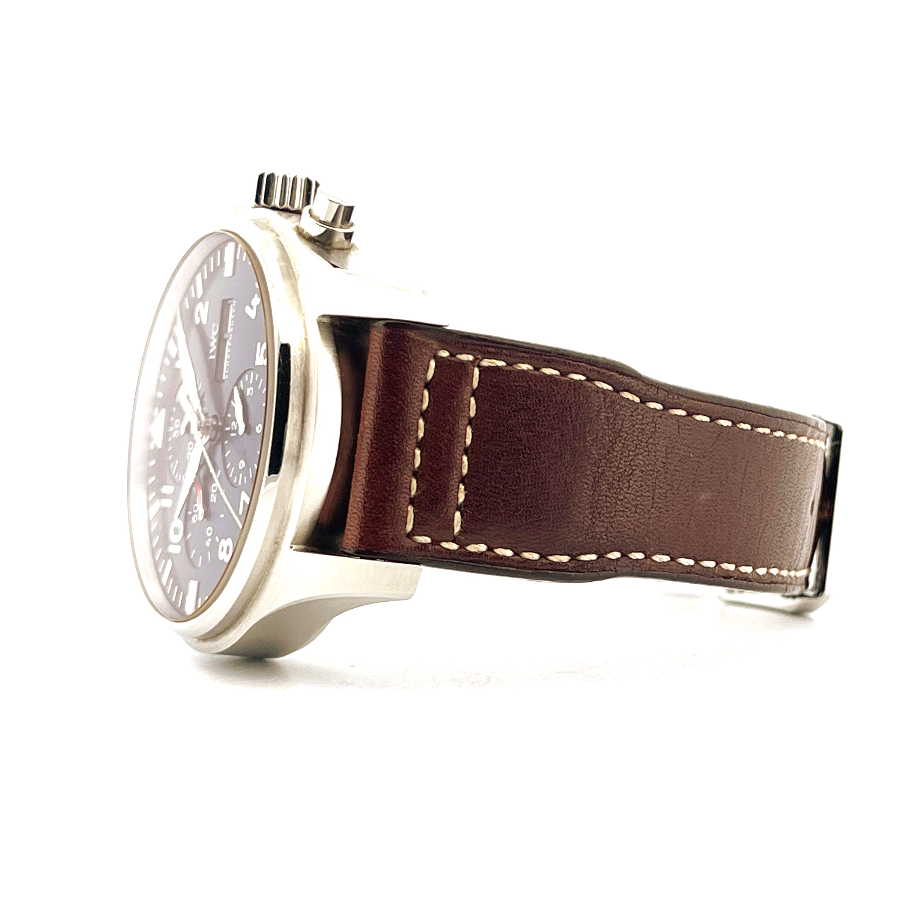 IWC Pilot Chronograph Le Petit Prince Blue im Detail, Edelstahlgehäuse mit braunem Lederarmband, Seitenansicht auf weißem…