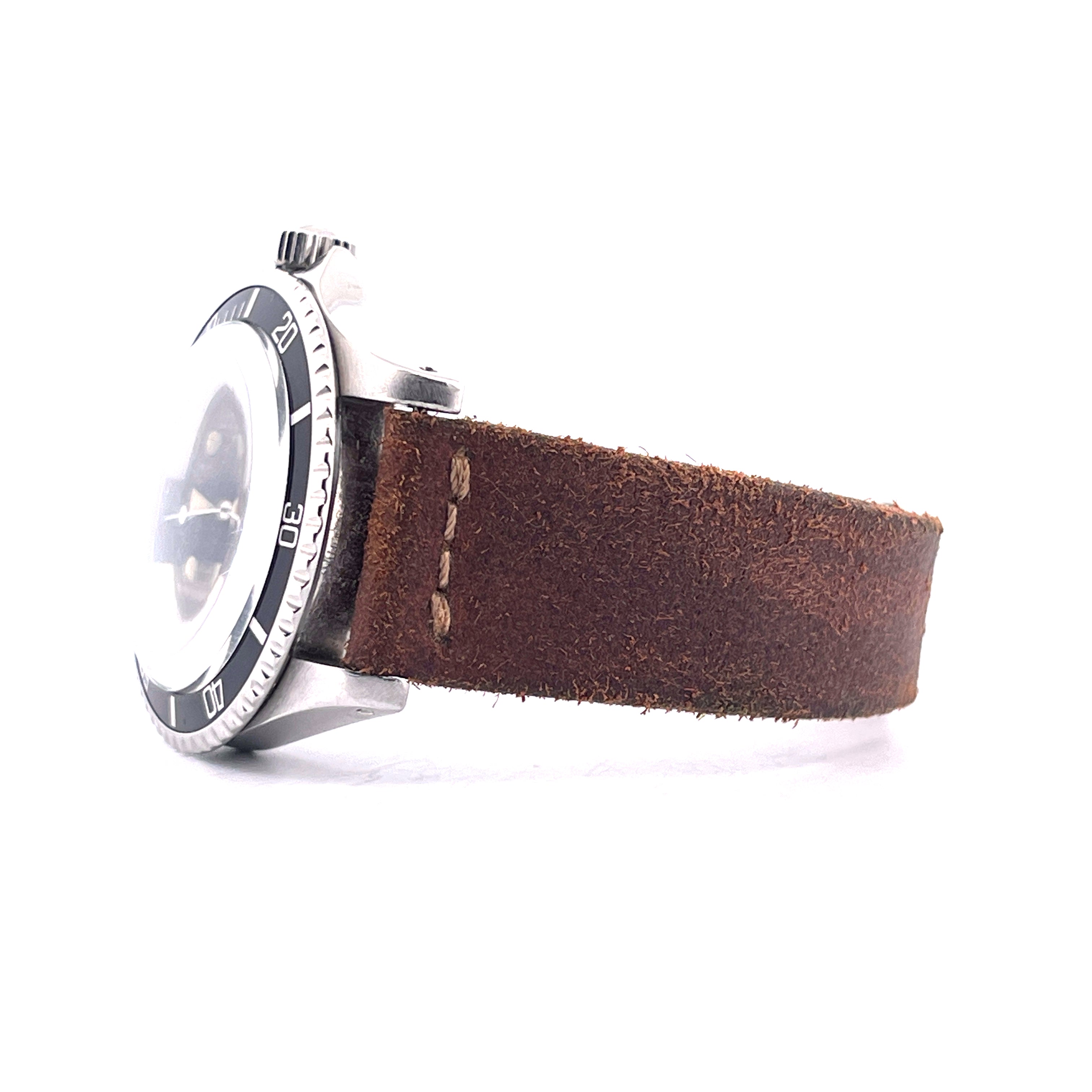 Rolex Submariner Ref. 5512 von der Seite mit braunem Lederarmband vor weißem Hintergrund
